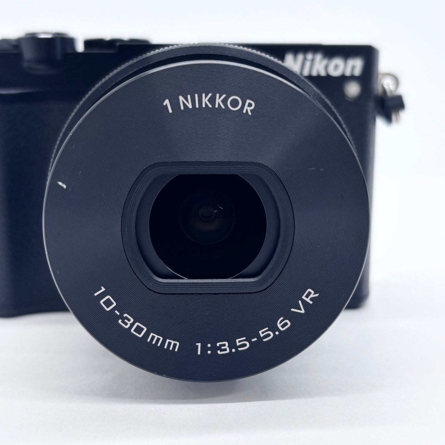 美品 Nikon 1 J5 標準パワーズームレンズキット ミラーレス一眼【C8172-60】