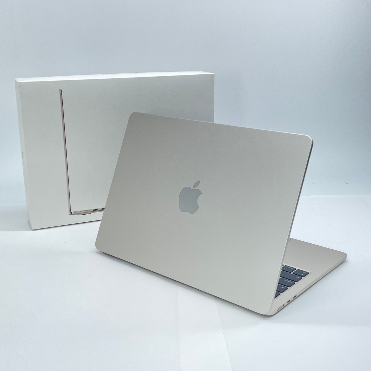 MacBook Air 13.6-inch M2 2022 8コアCPU 8コアGPU 8GB 256GB MLY13J/A バッテリー最大容量90% スターライト 付属品完備【C6525-80】