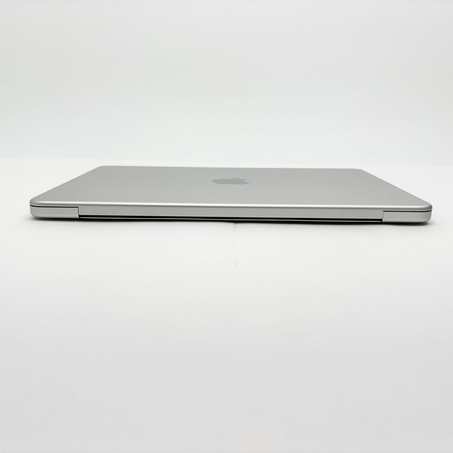 美品 新品同様 Apple MacBook Neo 13インチ Apple A18 Proチップ 6コア 8GB SSD 256GB シルバー MHFA4J/A バッテリー最大容量100%【C8700-80】