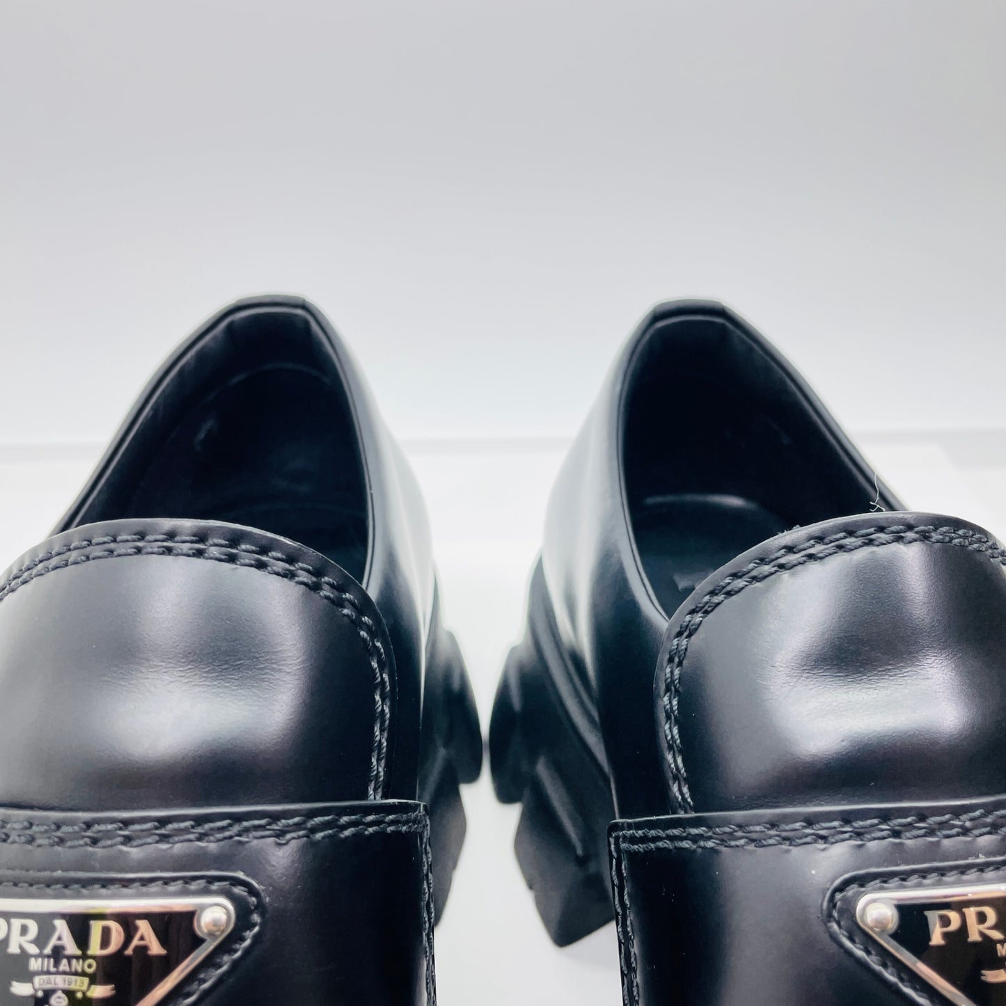美品 PRADA プラダ ローファー モノリス ブラッシュドレザー サイズ：7.5（26.5cm相当）【C4597-100】