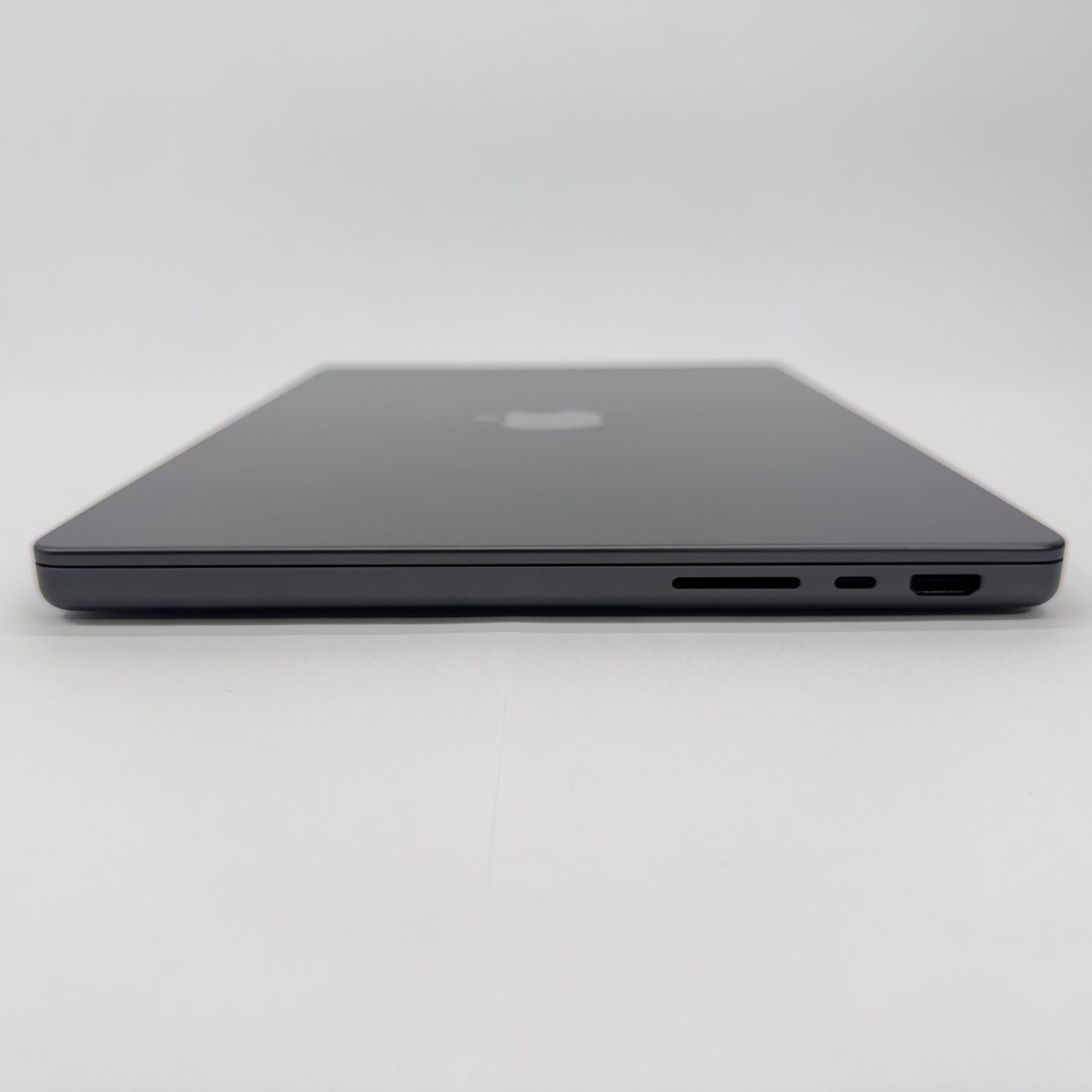 美品 Apple MacBook Pro 14インチ M5 16GB 1TB スペースブラック MDE14J/A バッテリー最大容量100%【C8230-80】