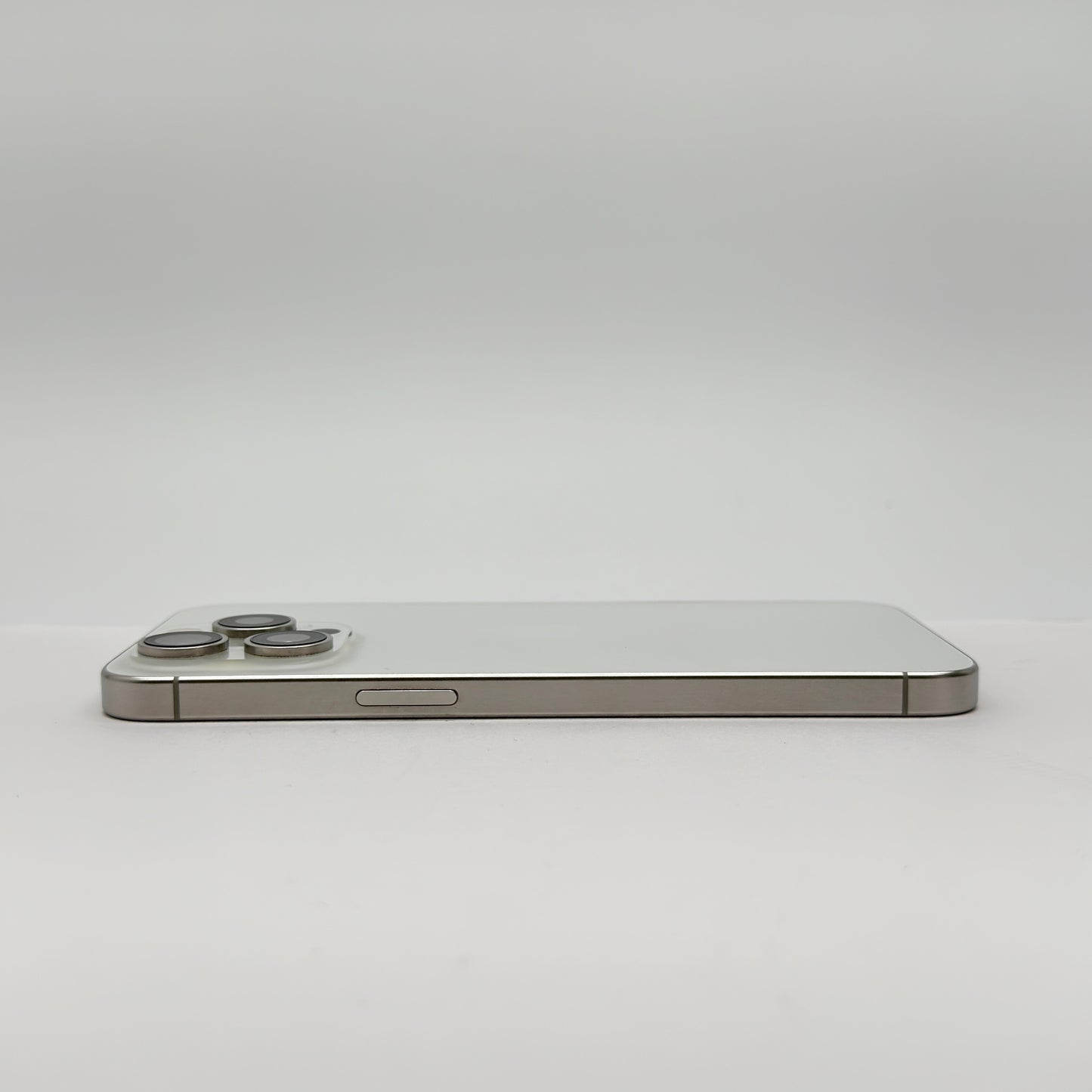 美品 SIMフリー iPhone 15 Pro Max 256GB MU6Q3J/A バッテリー最大容量89% ホワイトチタニウム【C7799-C】