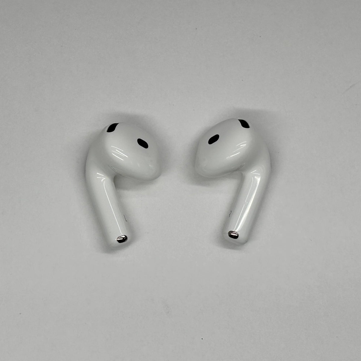 美品 AirPods 4 MXP93J/A （アクティブノイズキャンセリング搭載モデル）【C9028-C】