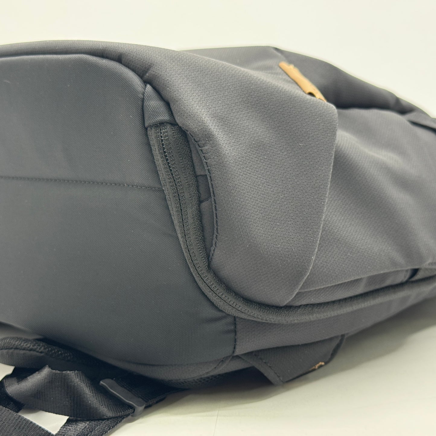 未使用 OneGo Lite Backpack 12L (マットブラック) バックパック　カメラバッグ【C7566-100】