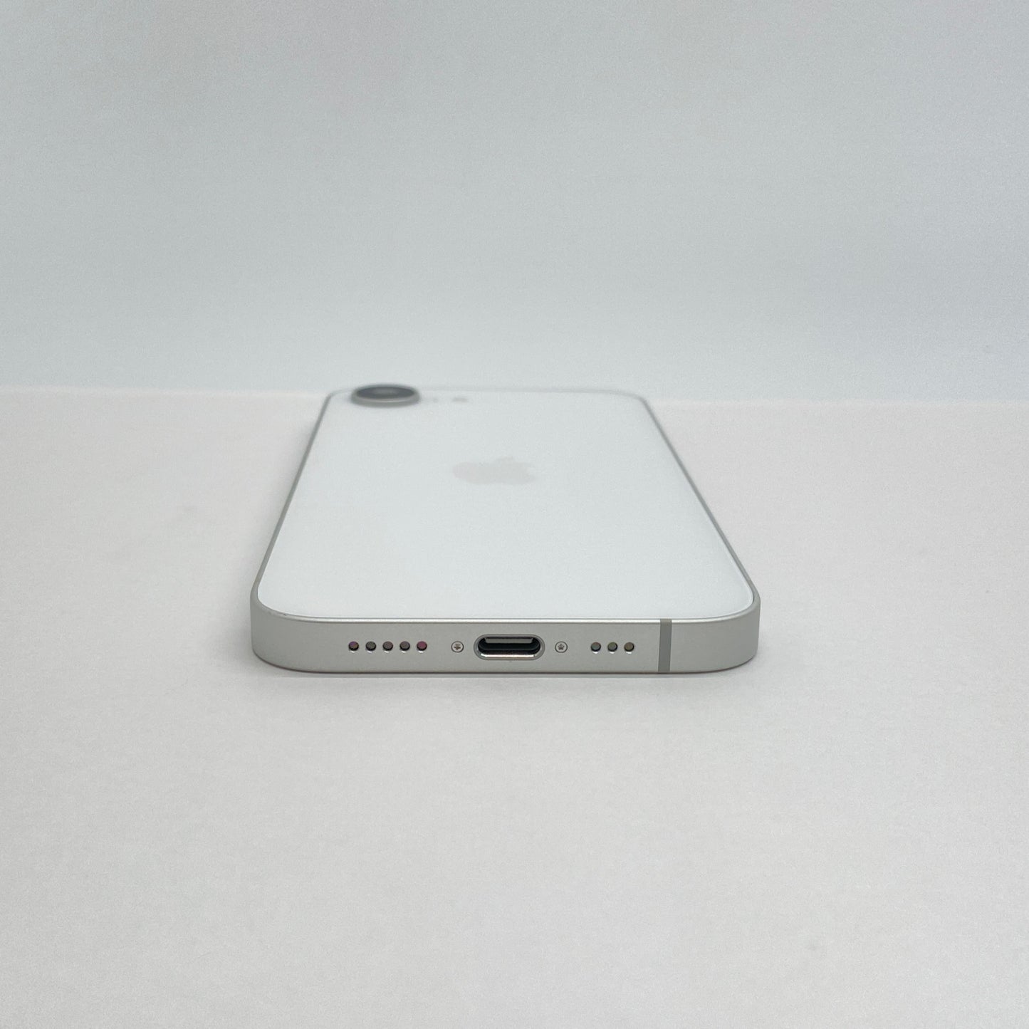 美品 iPhone 16e 128GB ホワイト MD1R4J/A SIMフリー  充放電回数6回 バッテリー最大容量100% 【C7188-C】
