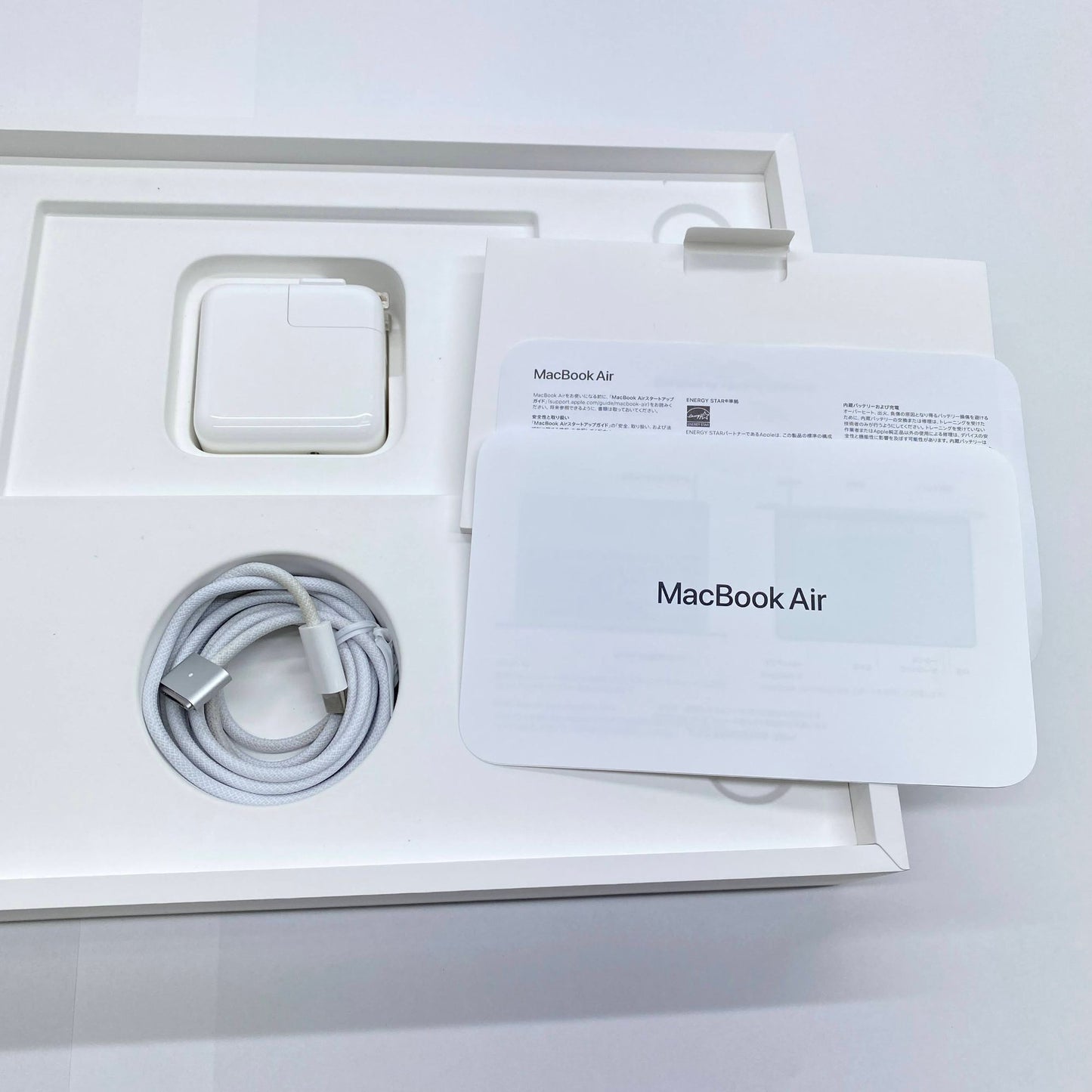 新品同様 美品 Apple MacBook Air 13インチ Early 2025 M4 10コア/16GB/SSD 256GB シルバー MW0W3J/A 充放電回数6回 バッテリー最大容量100% 【C6222-80】