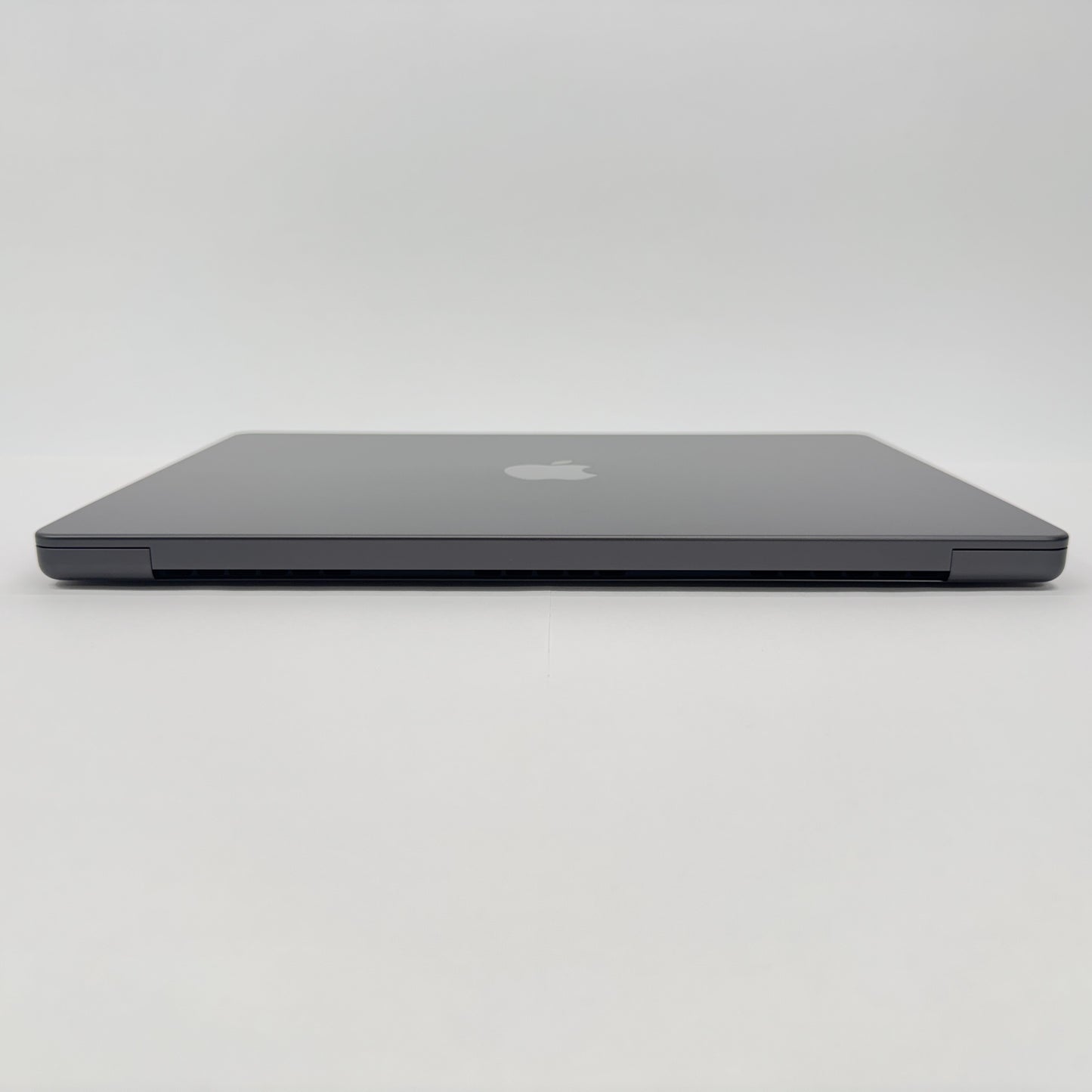 美品 Apple MacBook Pro 14インチ M5 16GB 1TB スペースブラック MDE14J/A バッテリー最大容量100%【C8230-80】