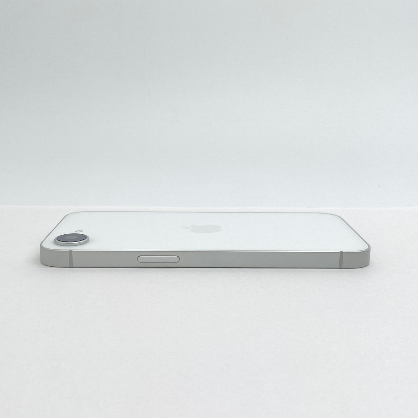 美品 iPhone 16e 128GB ホワイト MD1R4J/A SIMフリー  充放電回数6回 バッテリー最大容量100% 【C7188-C】