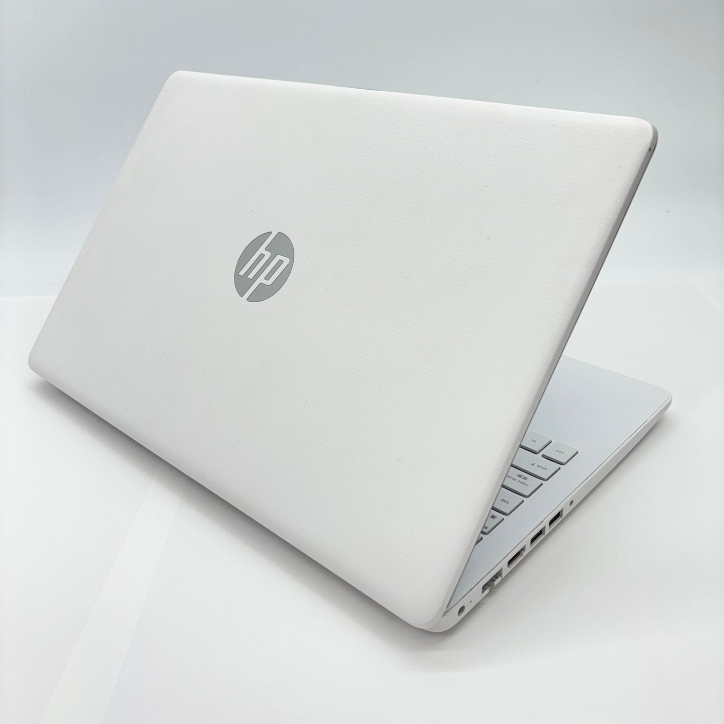 新品SSD HP Laptop 15-da0000 15-da0088TU ピュアホワイト i3 7020U 4GB SSD256GB バッテリー最大容量93%【C4582-80】