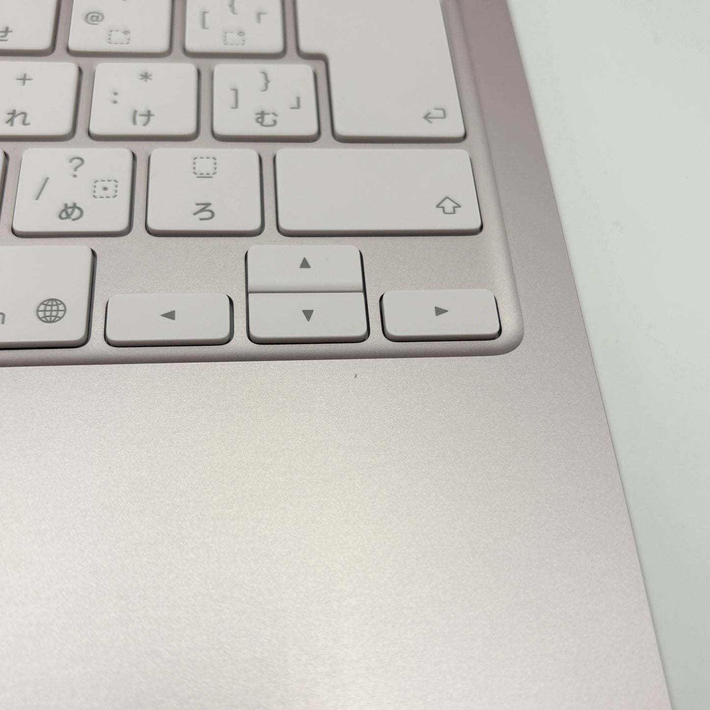 美品 MacBook Neo 13インチ 2026 Apple A18 Pro 6コア 8GB SSD 256GB ブラッシュ MHFH4J/A バッテリー最大容量100% 限定保証あり【C8785-80】