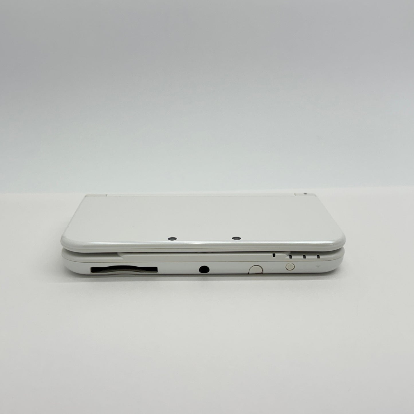 美品 New ニンテンドー 3DS LL本体 RED-001 パールホワイト 充電器・付属品完備【C7297-60】