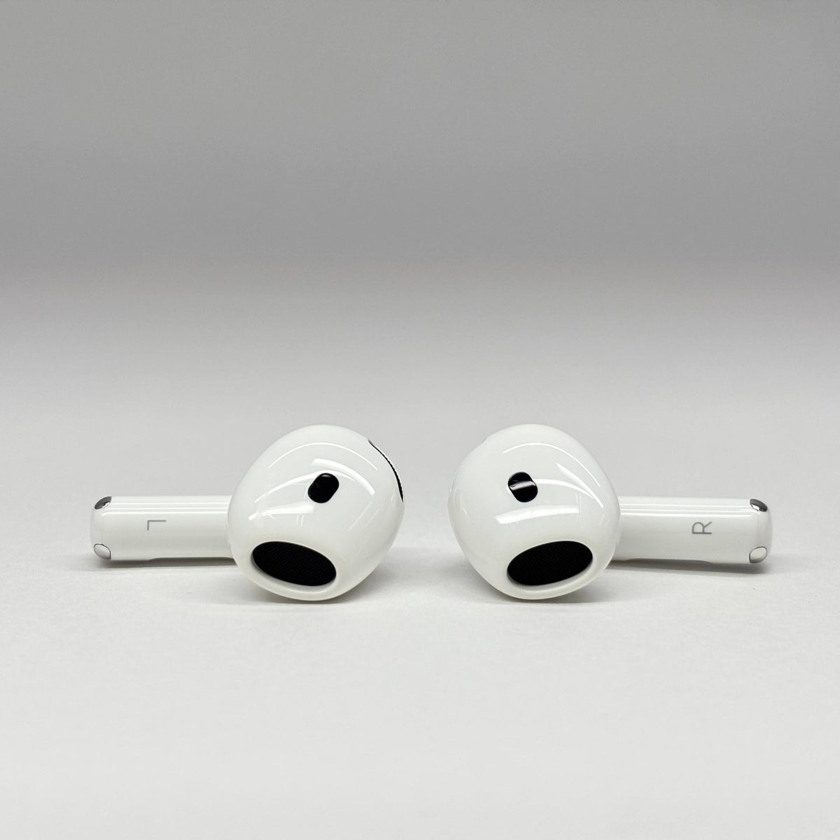 美品 AirPods 4 MXP93J/A （アクティブノイズキャンセリング搭載モデル）【C9028-C】