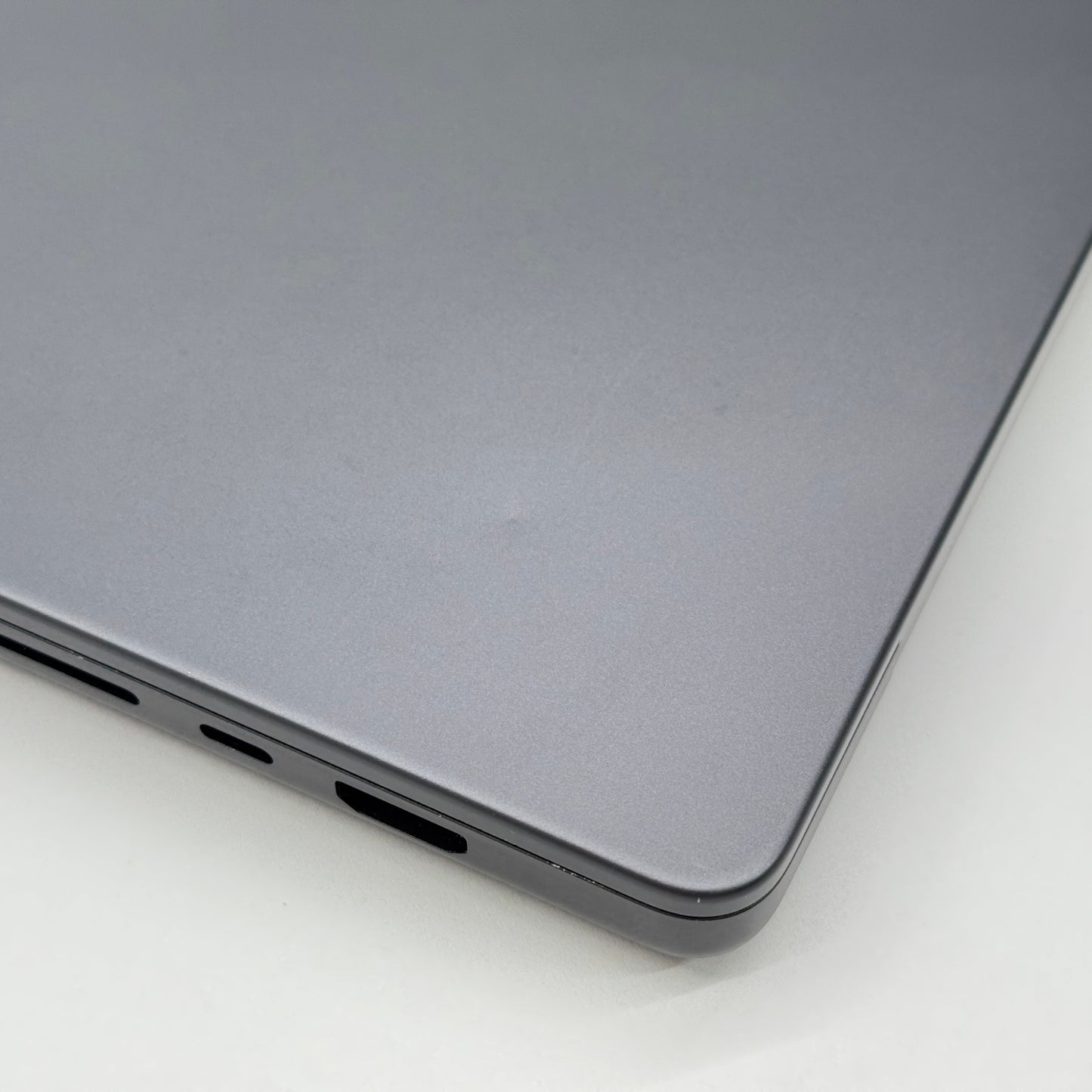 MacBook Pro Liquid Retina XDR 16インチ (Late 2023) Apple M3 Pro 12コア/18GB/SSD 512GB スペースブラック MRW13J/A バッテリー最大容量92%【C7434-100】
