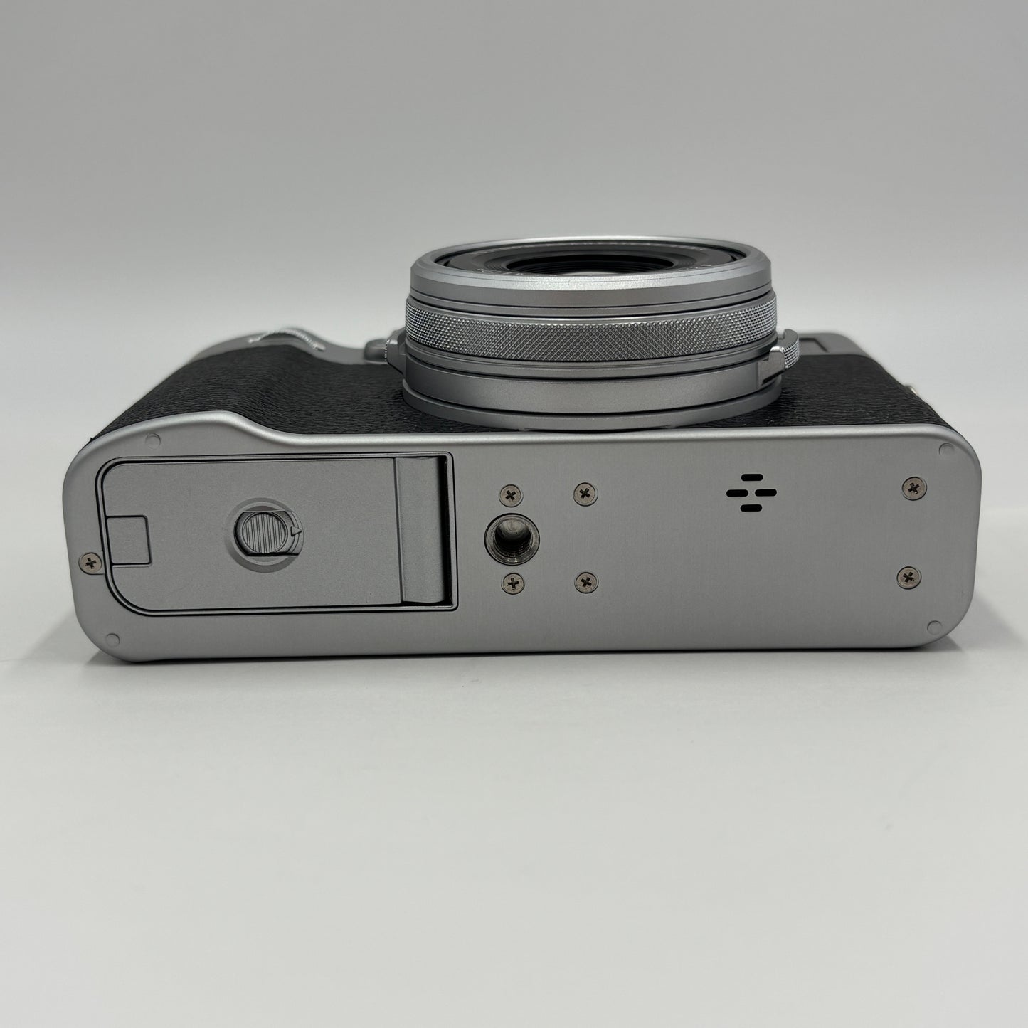 美品 新品同様 FUJIFILM デジタルカメラ X100V シルバー X100V-S【C5212-80】