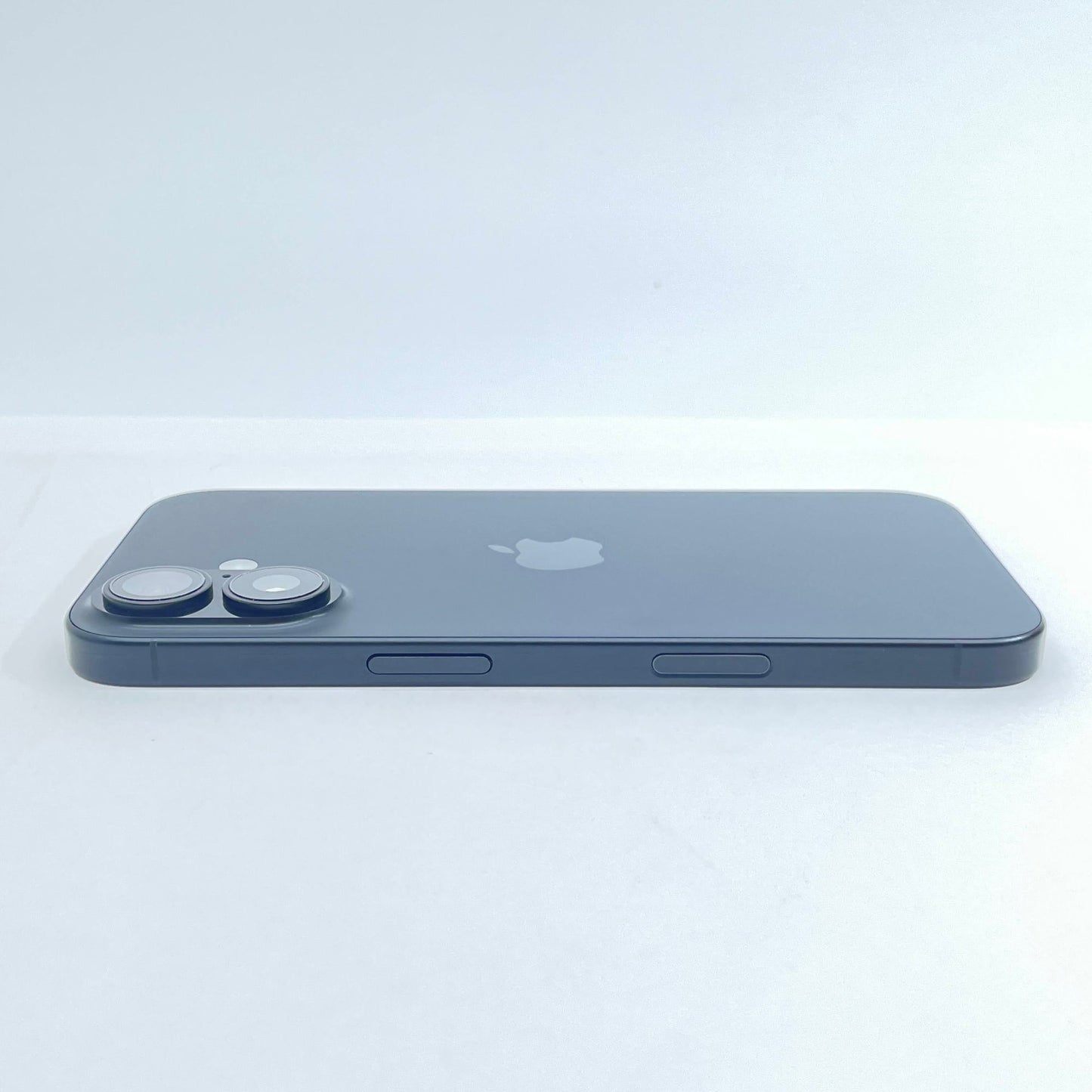 美品 iPhone 16 MYDQ3J/A 128GB SIMフリー ブラック バッテリー最大容量100% 充放電回数64回 【C6694-C】
