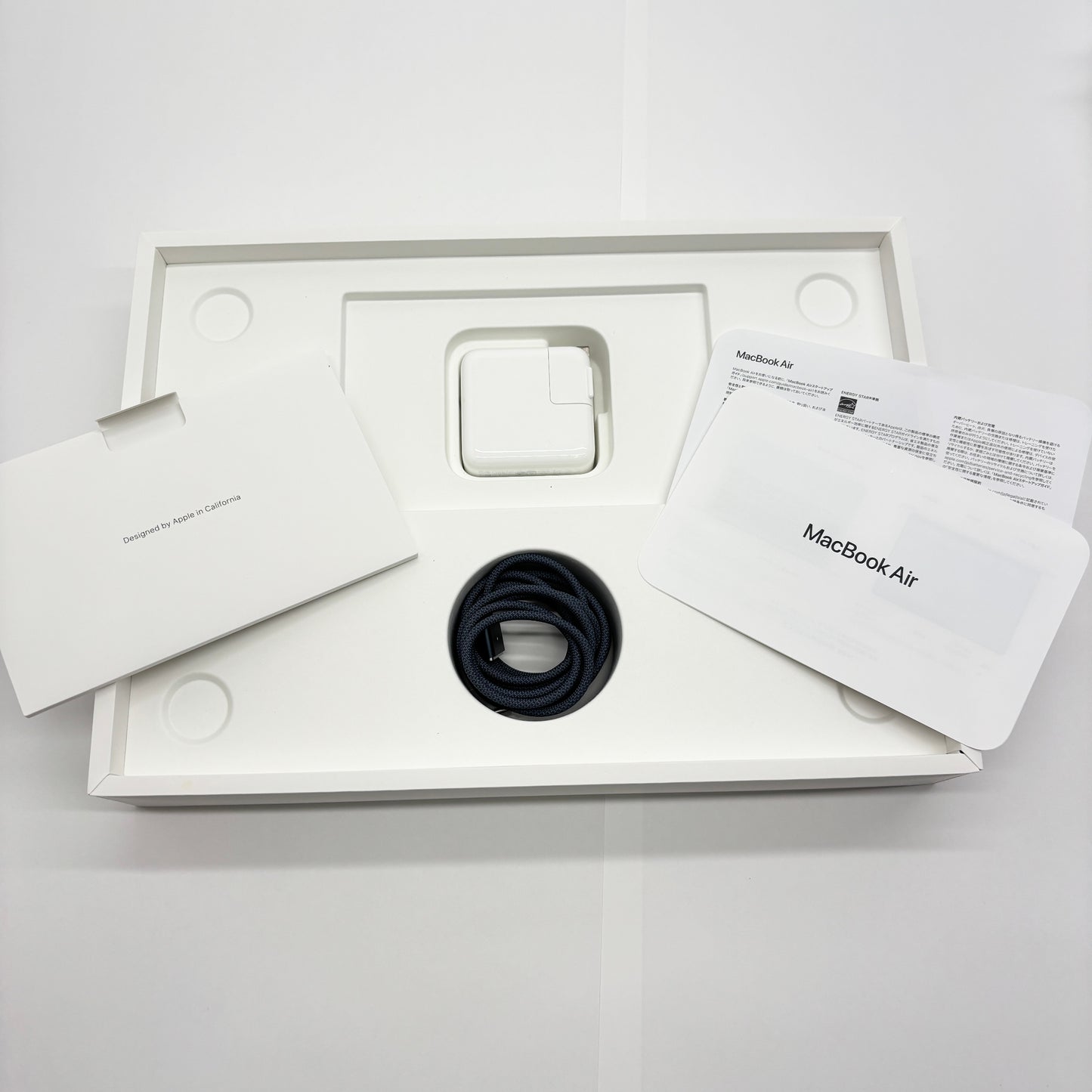 新品同様 美品 MacBook Air 13インチ (Early 2025) Apple M4 10コア/16GB/SSD 256GB ミッドナイト MW123J/A バッテリー最大容量100%【C8365-80】