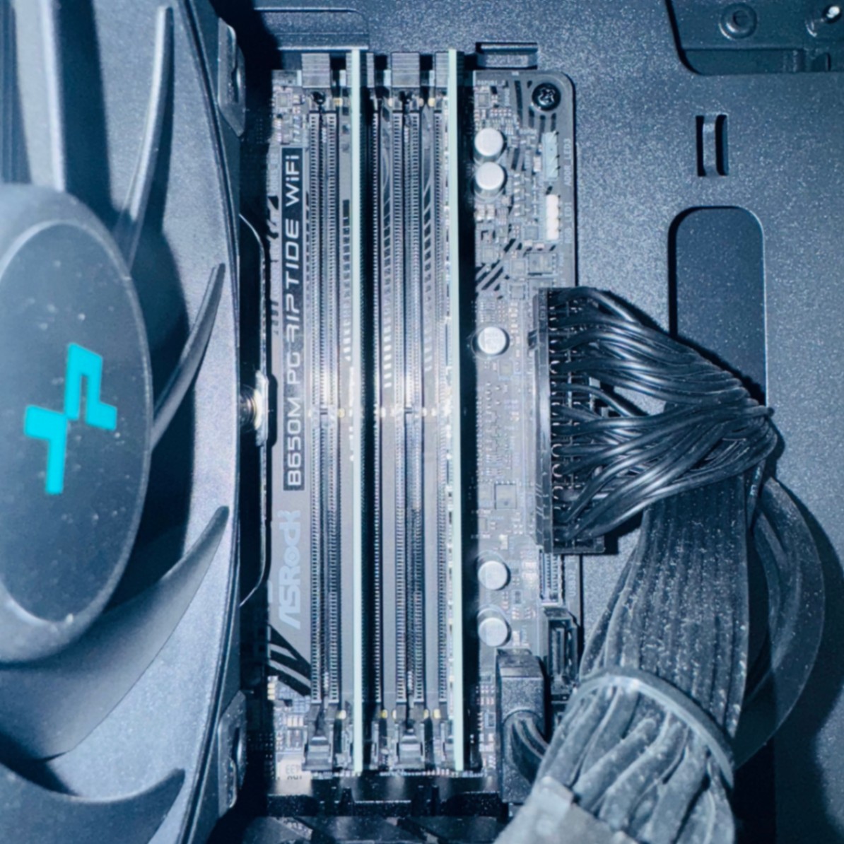 美品 ゲーミングPC Ryzen 7 7800X3D 32GB　SSD 2TB GeForce RTX 4070 SUPER C3896 140サイズ発送