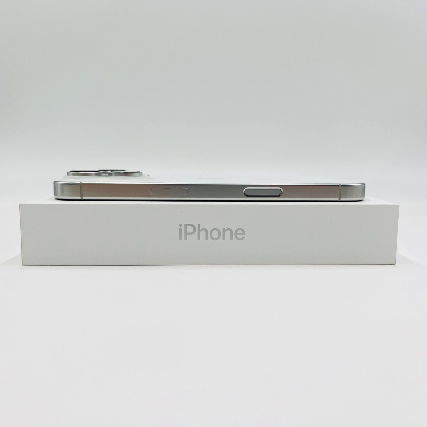 新品同様 美品 Apple iPhone 16 Pro 128GB SIMフリー MYMW3J/A スマートフォン ホワイトチタニウム バッテリー最大容量92%【C5056-C】
