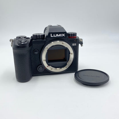 美品 パナソニック Panasonic LUMIX S5 DC-S5 ボディミラーレス一眼 【C4703-60】