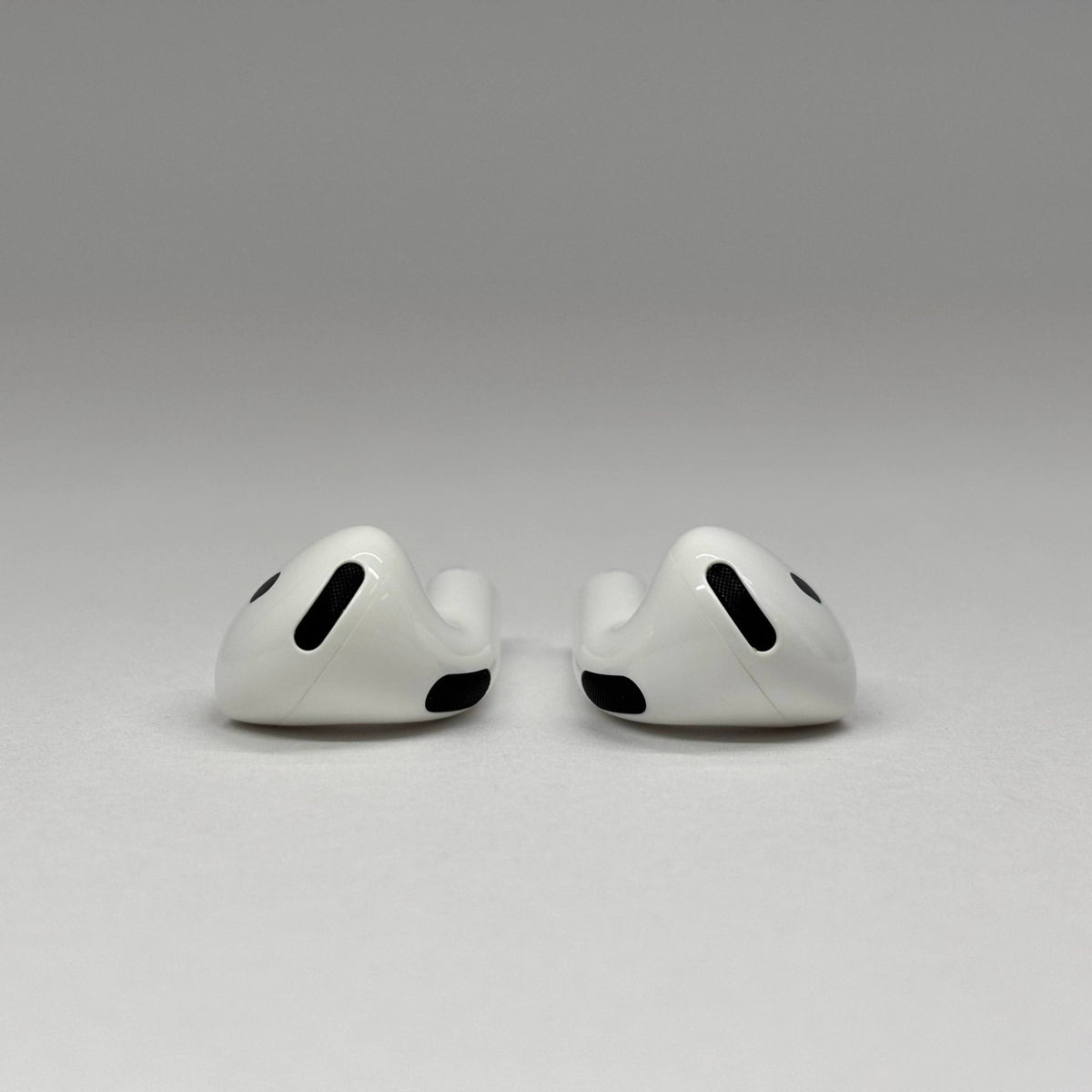 美品 AirPods 4 MXP93J/A （アクティブノイズキャンセリング搭載モデル）【C9028-C】