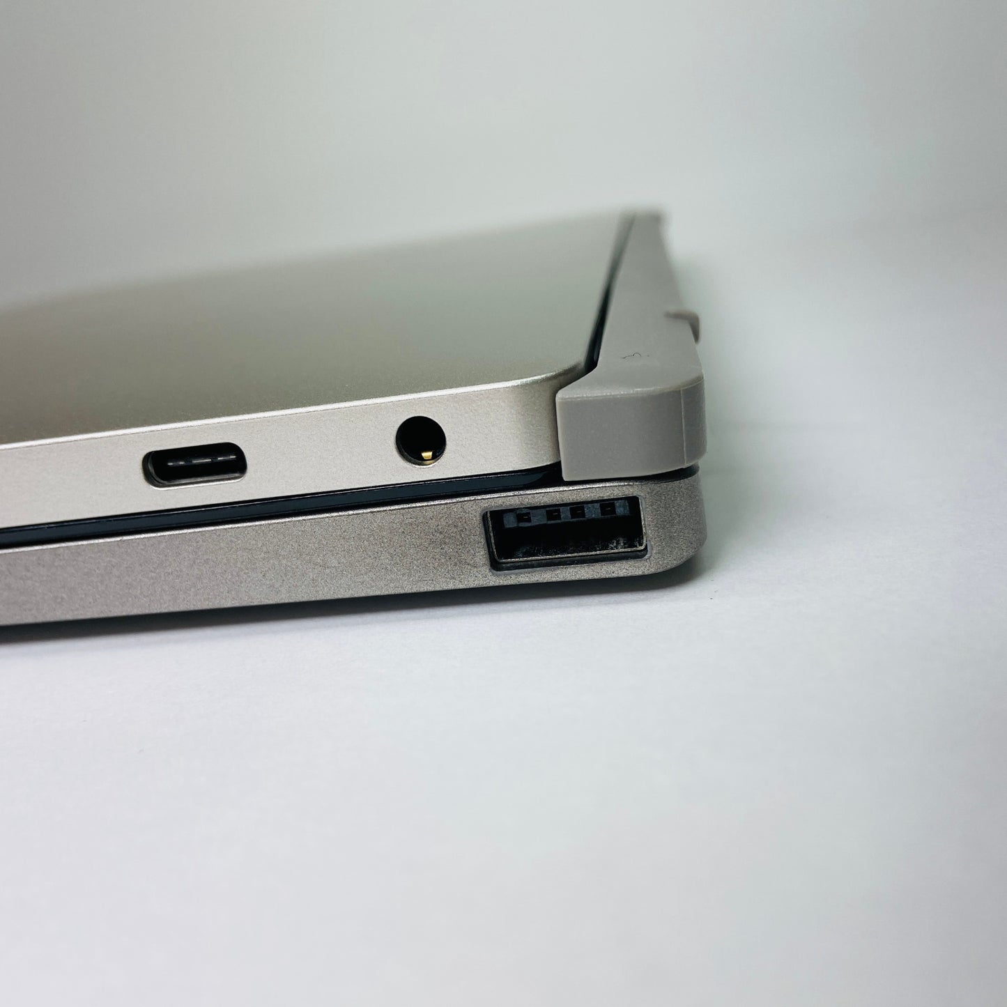 dynabook P1K1PPTG Celeron N4020 4GB 128GB 箱、充電器等付属	C2308 80サイズ発送