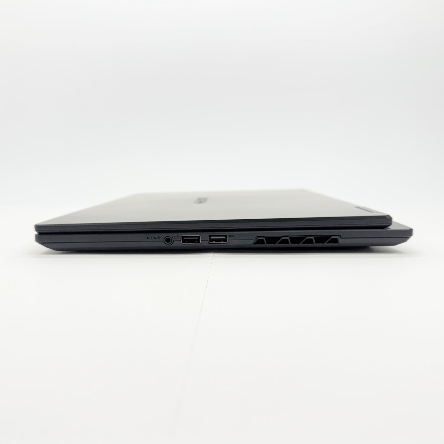 美品 GIGABYTE GAMING A16 i7 13620H 16GB RTX5060 Laptop SSD 1TB Windows11 Home バッテリー最大容量100% 付属品完備【C7821-80】