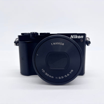 美品 Nikon 1 J5 標準パワーズームレンズキット ミラーレス一眼【C8172-60】