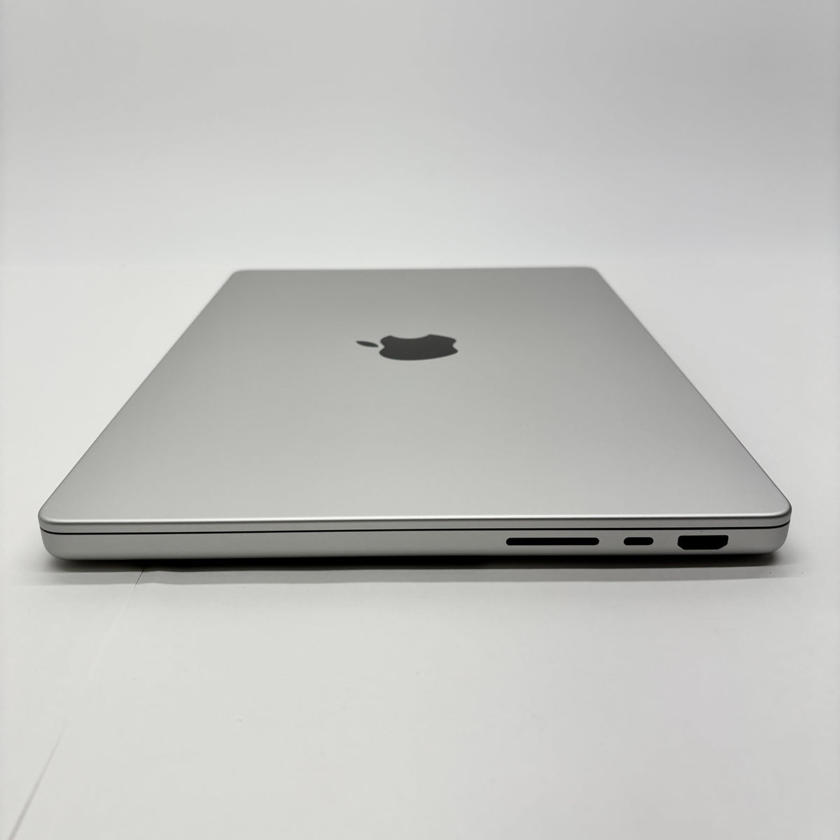 新品同様 美品 Apple MacBook Pro 14インチ M5 Pro 24GB SSD 1TB Liquid Retina XDR MGDN4J/A シルバー  バッテリー最大容量100%【C8836-80】