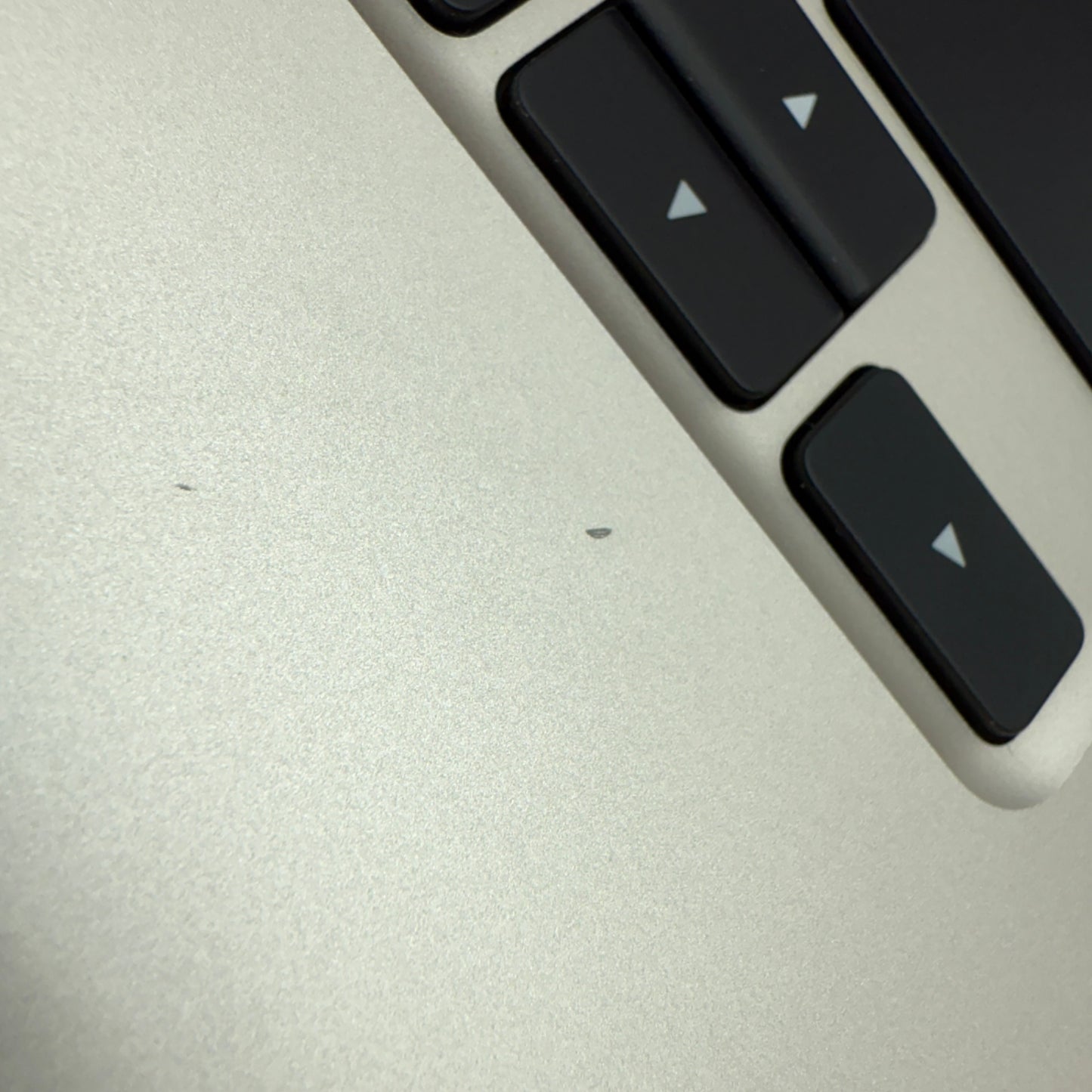 MacBook Air Liquid Retina 13.6インチ (Mid 2022) Apple M2 8コア/8GB/SSD 256GB スターライト MLY13J/A バッテリー最大容量93%【C5294-80】