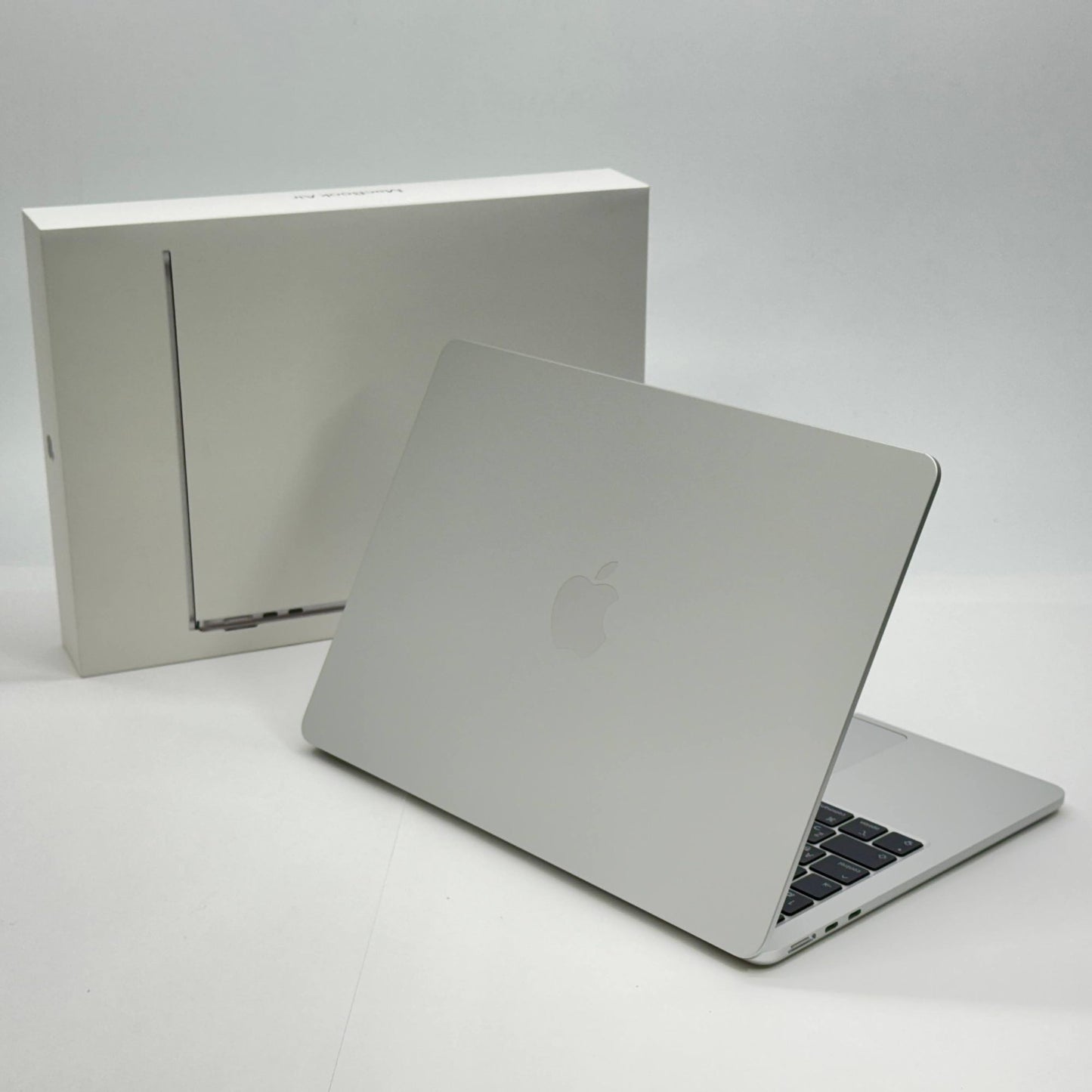 新品同様 美品 Apple MacBook Air 2025 13インチ M4 16GB SSD 256GB MW0W3J/A シルバー バッテリー最大容量100%【C7273-80】
