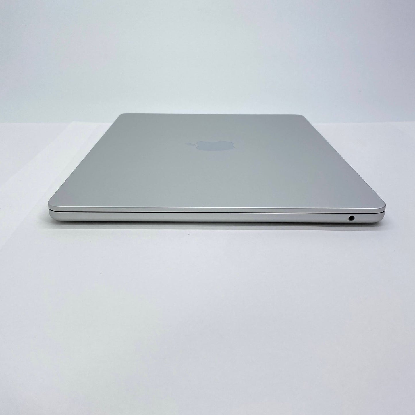 新品同様 美品 Apple MacBook Air 13インチ Early 2025 M4 10コア/16GB/SSD 256GB シルバー MW0W3J/A 充放電回数6回 バッテリー最大容量100% 【C6222-80】