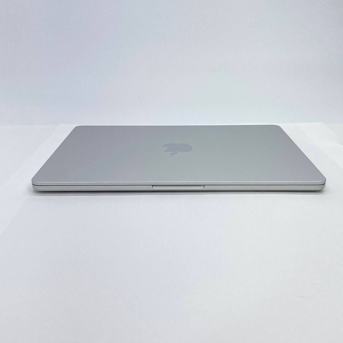 新品同様 美品 Apple MacBook Air 13インチ Early 2025 M4 10コア/16GB/SSD 256GB シルバー MW0W3J/A 充放電回数6回 バッテリー最大容量100% 【C6222-80】