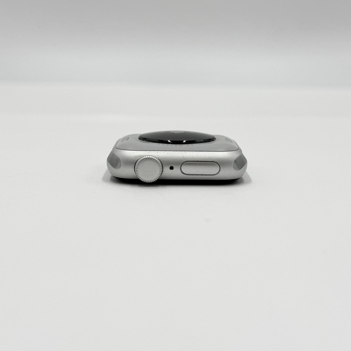 美品 Apple Watch SE 第2世代 GPSモデル 40mm MNJV3J/A バッテリー最大容量86%【C8879-60】