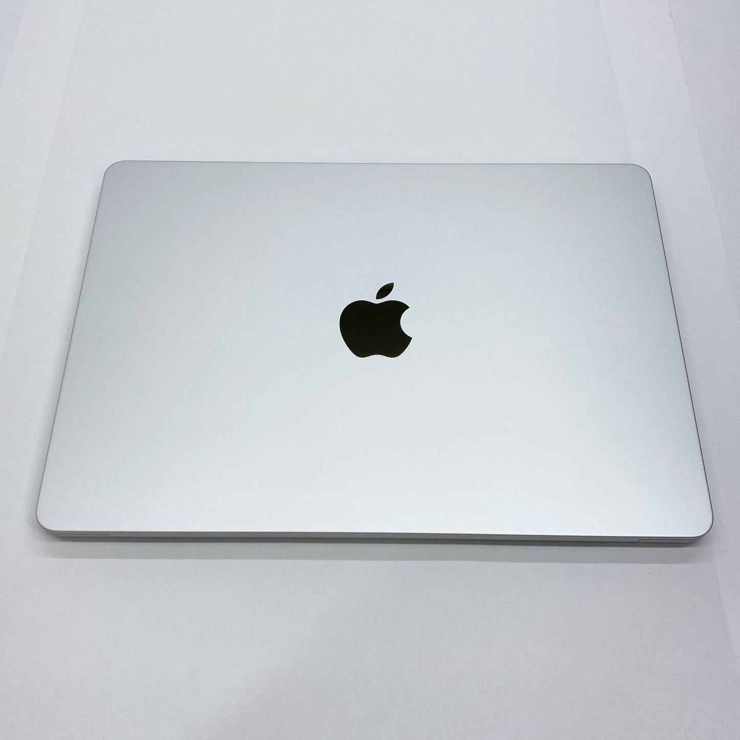 新品同様 美品 Apple MacBook Air 13インチ Early 2025 M4 10コア/16GB/SSD 256GB シルバー MW0W3J/A 充放電回数6回 バッテリー最大容量100% 【C6222-80】
