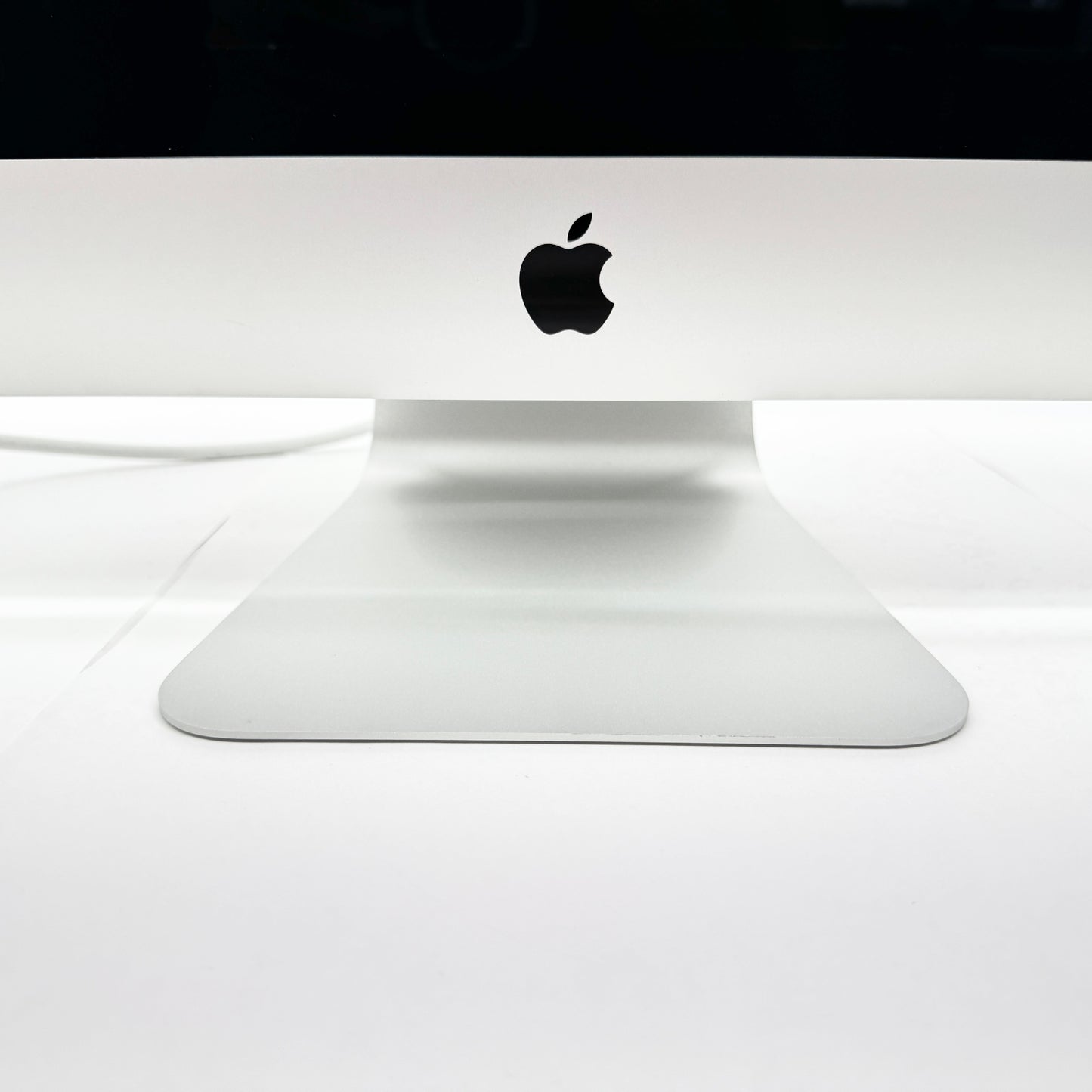 iMac Retina 5K 27インチ 2019 3.7 GHz 6コア  i5 16 GB Radeon Pro 580X 8 GB SSD 512GB 電源コード付属【C8884-180】