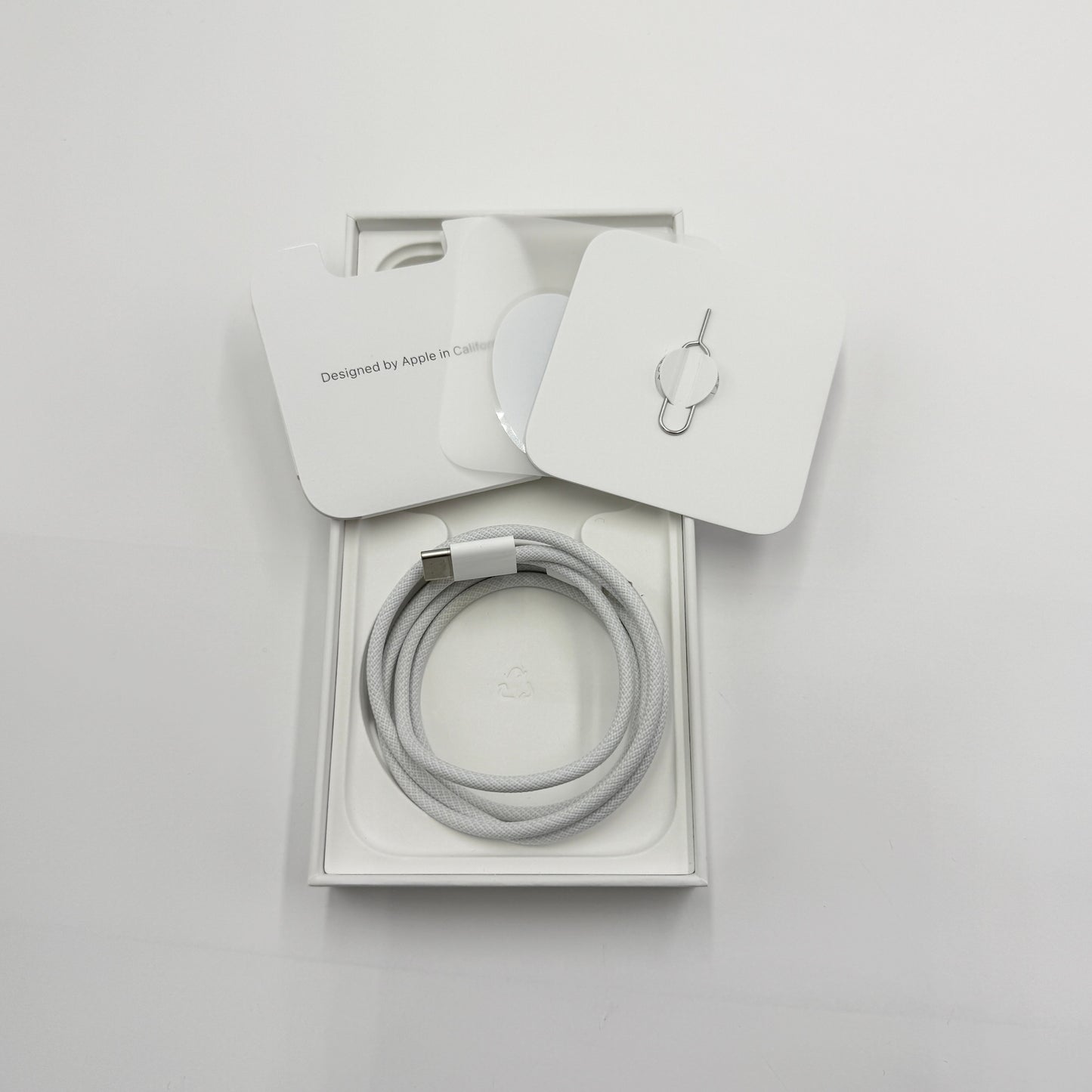 新品同様 美品 Apple iPhone15 128GB ブラック A3089 MTMH3J/A SIMフリー バッテリー最大容量99%【C5254-C】