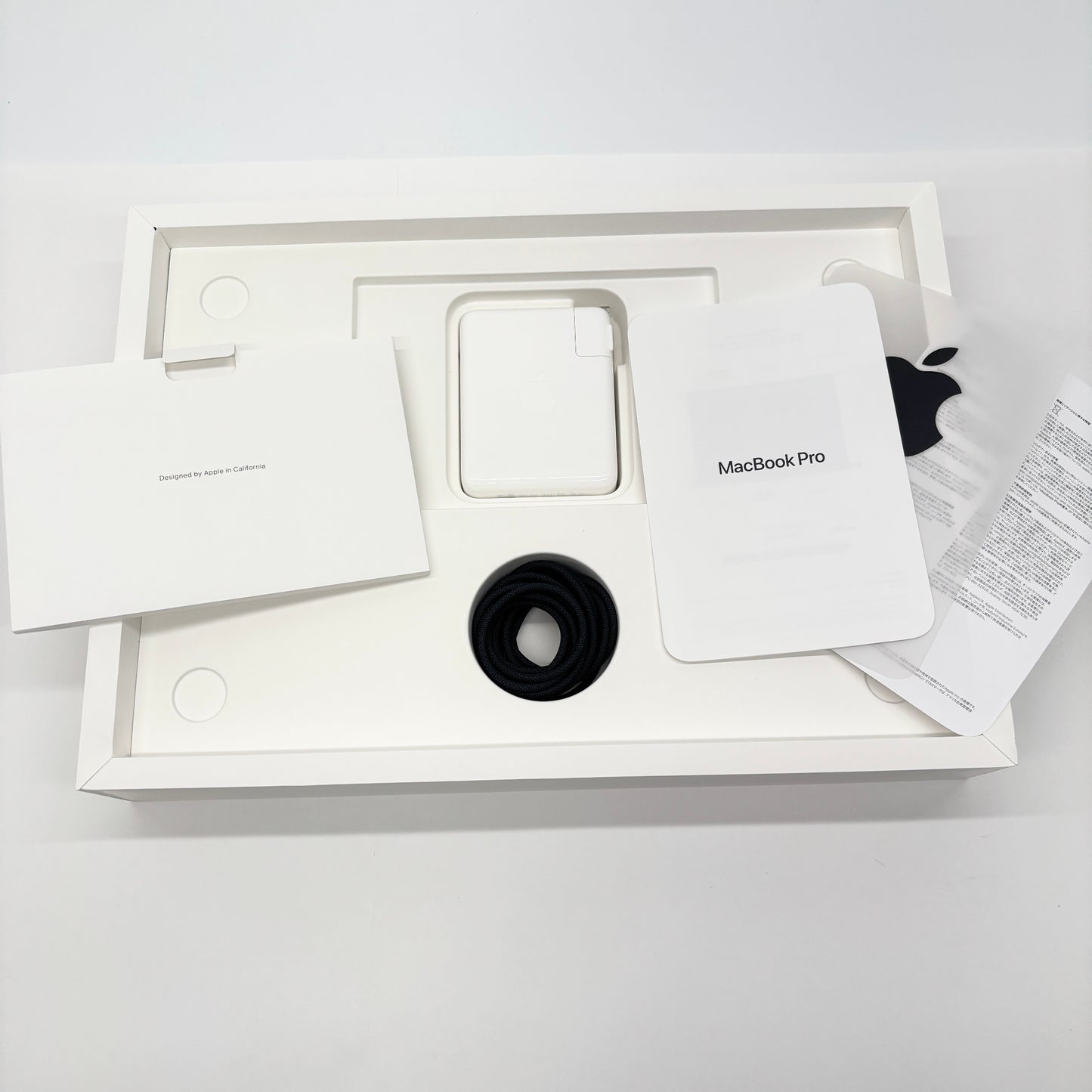 新品同様 美品 Apple MacBook Pro 16インチ MRW23J/A M3 Pro 36GB SSD 512GB スペースブラック 充放電回数8回 バッテリー最大容量99%【C7147-100】