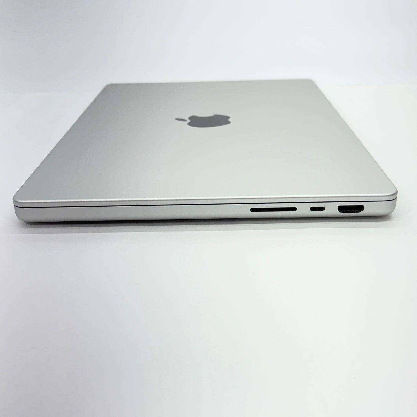 美品 新品同様 MacBook Pro Touch ID 14インチ (Late 2021) Apple M1 Pro 8コア 16GB SSD 512GB シルバー MKGR3J/A バッテリー最大容量99%【C5448-80】