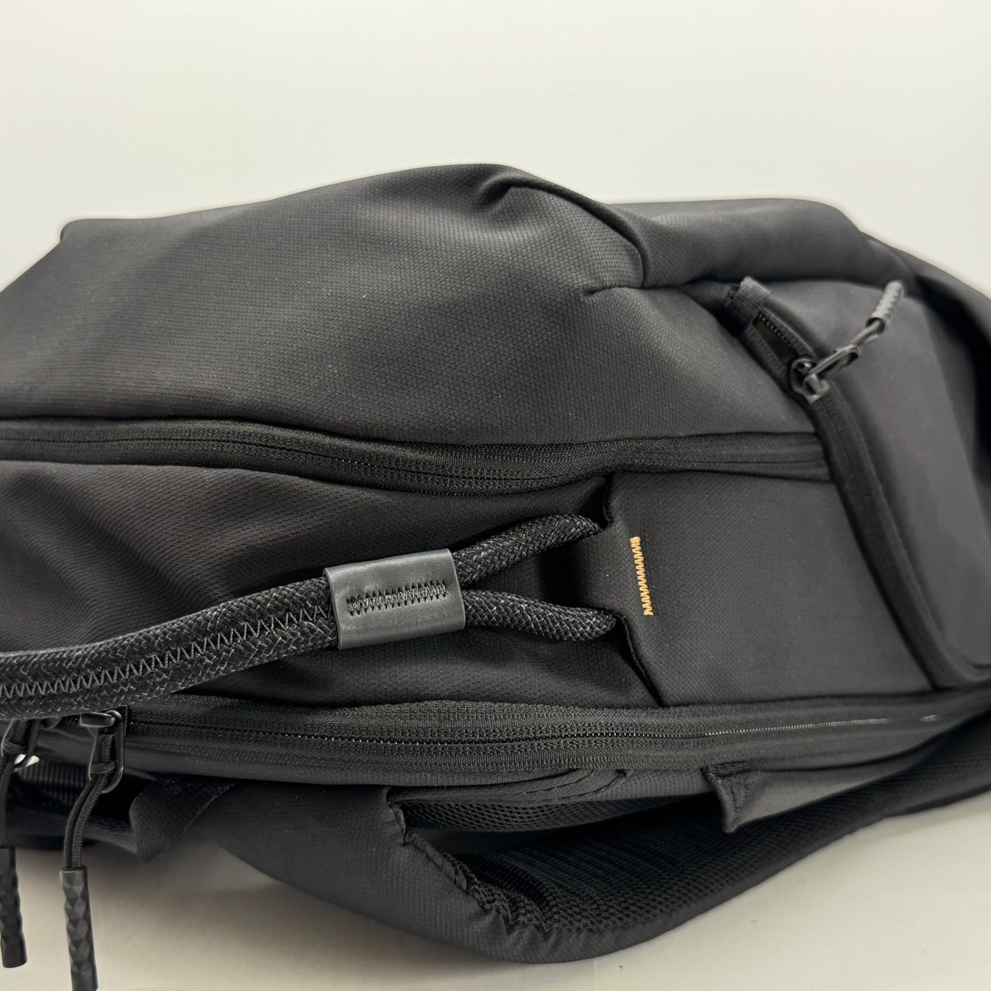 美品 OneGo Lite Backpack 22L (マットブラック) カメラバッグ 多機能バックパック【C7562】