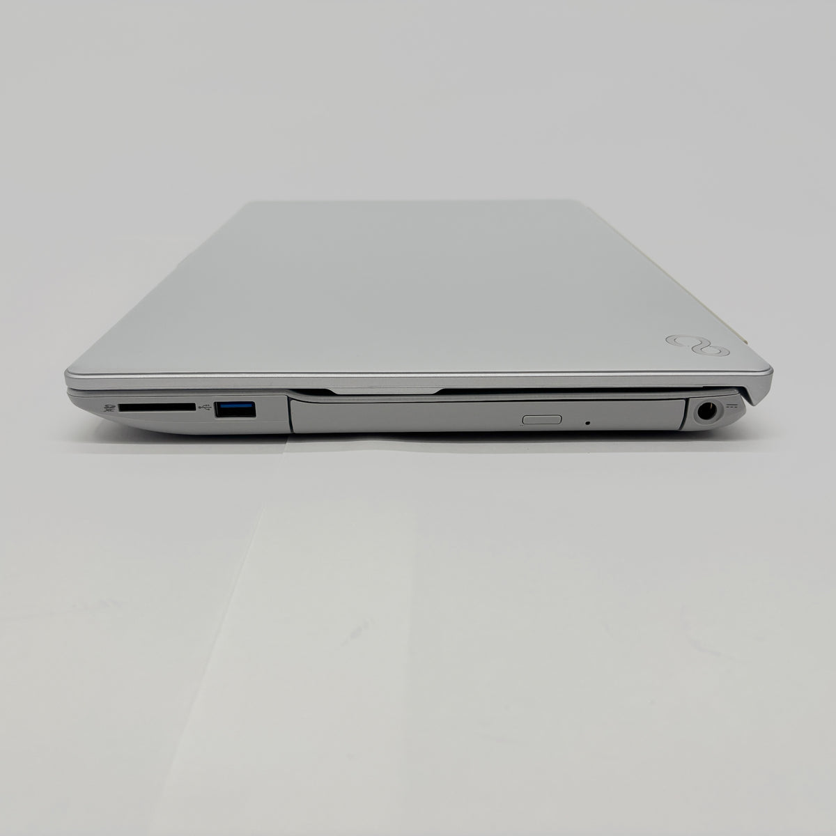 美品 富士通 FMV LIFEBOOK AH53/G2 FMVA53G2S ファインシルバー i7 1260P 8GB SSD512GB Windows11 Home バッテリー最大容量87%【C9511-100】