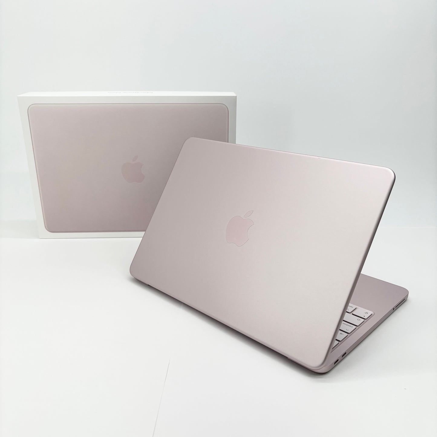 美品 MacBook Neo 13インチ 2026 Apple A18 Pro 6コア 8GB SSD 256GB ブラッシュ MHFH4J/A バッテリー最大容量100% 限定保証あり【C8785-80】