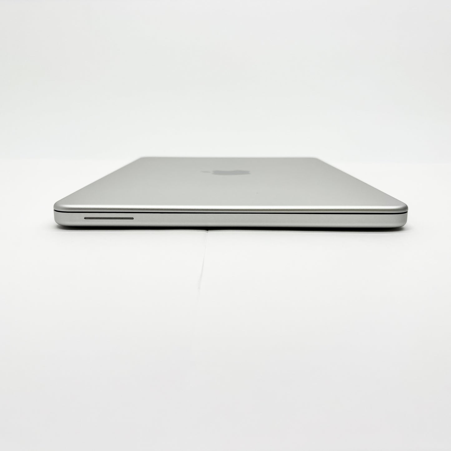 美品 新品同様 Apple MacBook Neo 13インチ Apple A18 Proチップ 6コア 8GB SSD 256GB シルバー MHFA4J/A バッテリー最大容量100%【C8700-80】