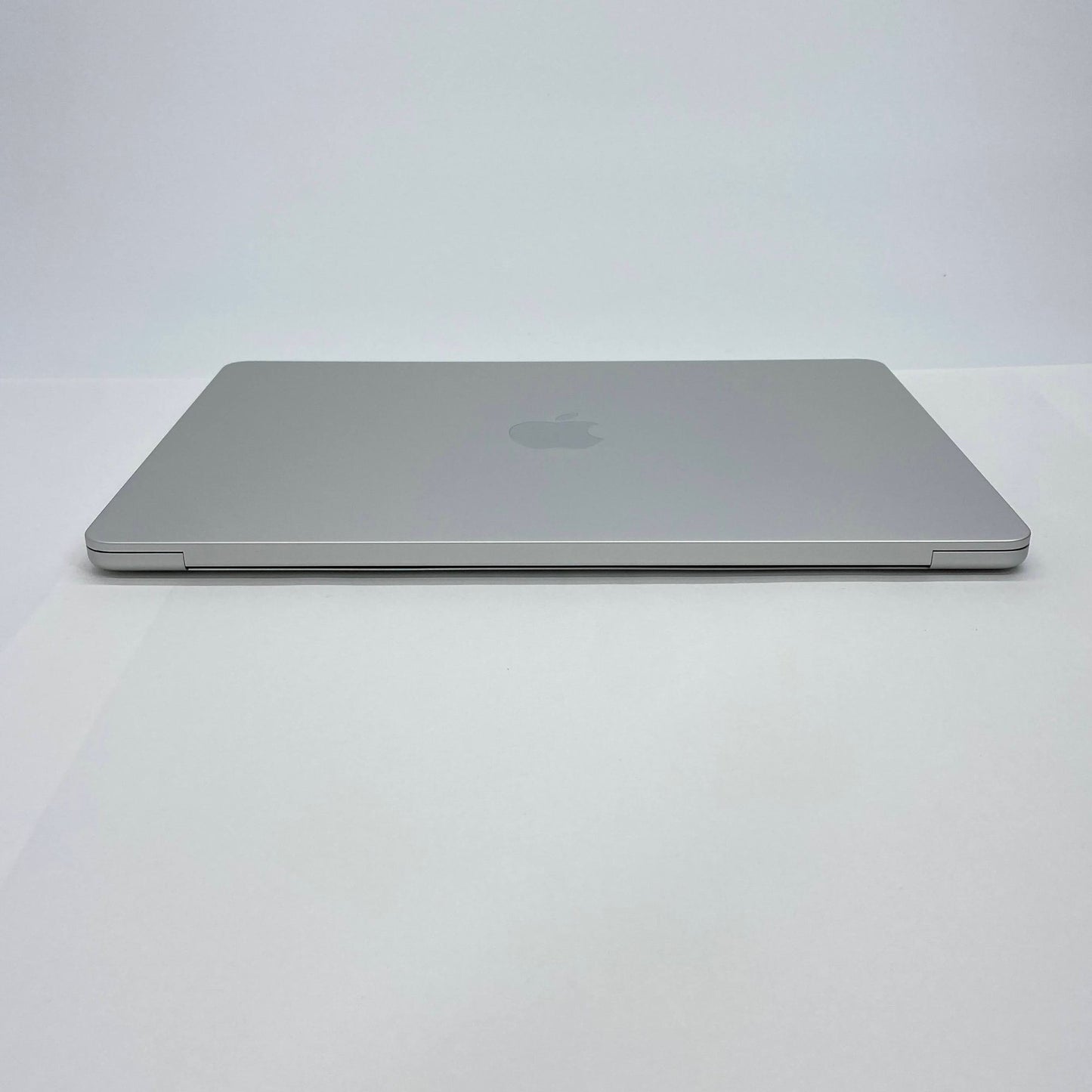 新品同様 美品 Apple MacBook Air 13インチ Early 2025 M4 10コア/16GB/SSD 256GB シルバー MW0W3J/A 充放電回数6回 バッテリー最大容量100% 【C6222-80】