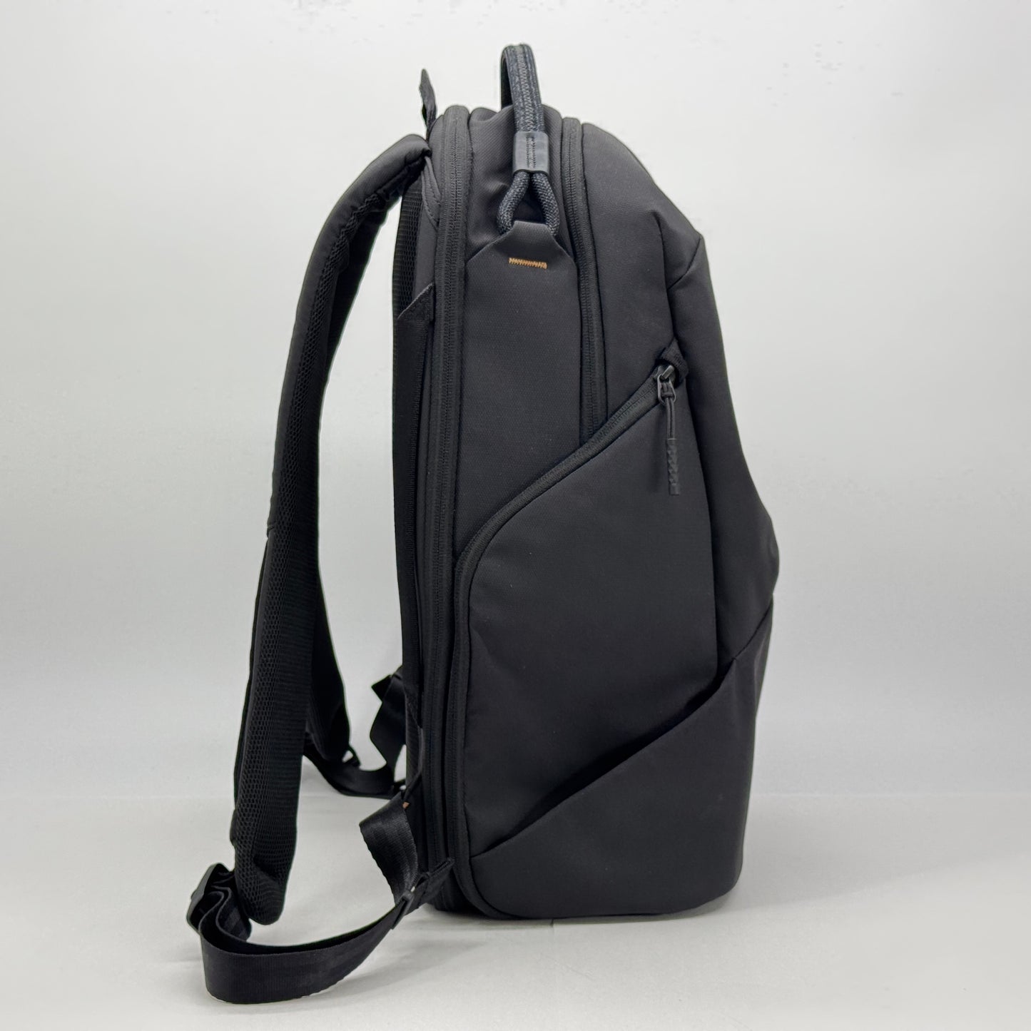 美品 OneGo Lite Backpack 22L (マットブラック) カメラバッグ 多機能バックパック【C7562】