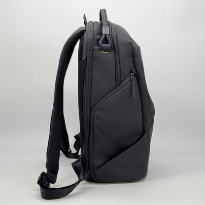 美品 OneGo Lite Backpack 22L (マットブラック) カメラバッグ 多機能バックパック【C7562】