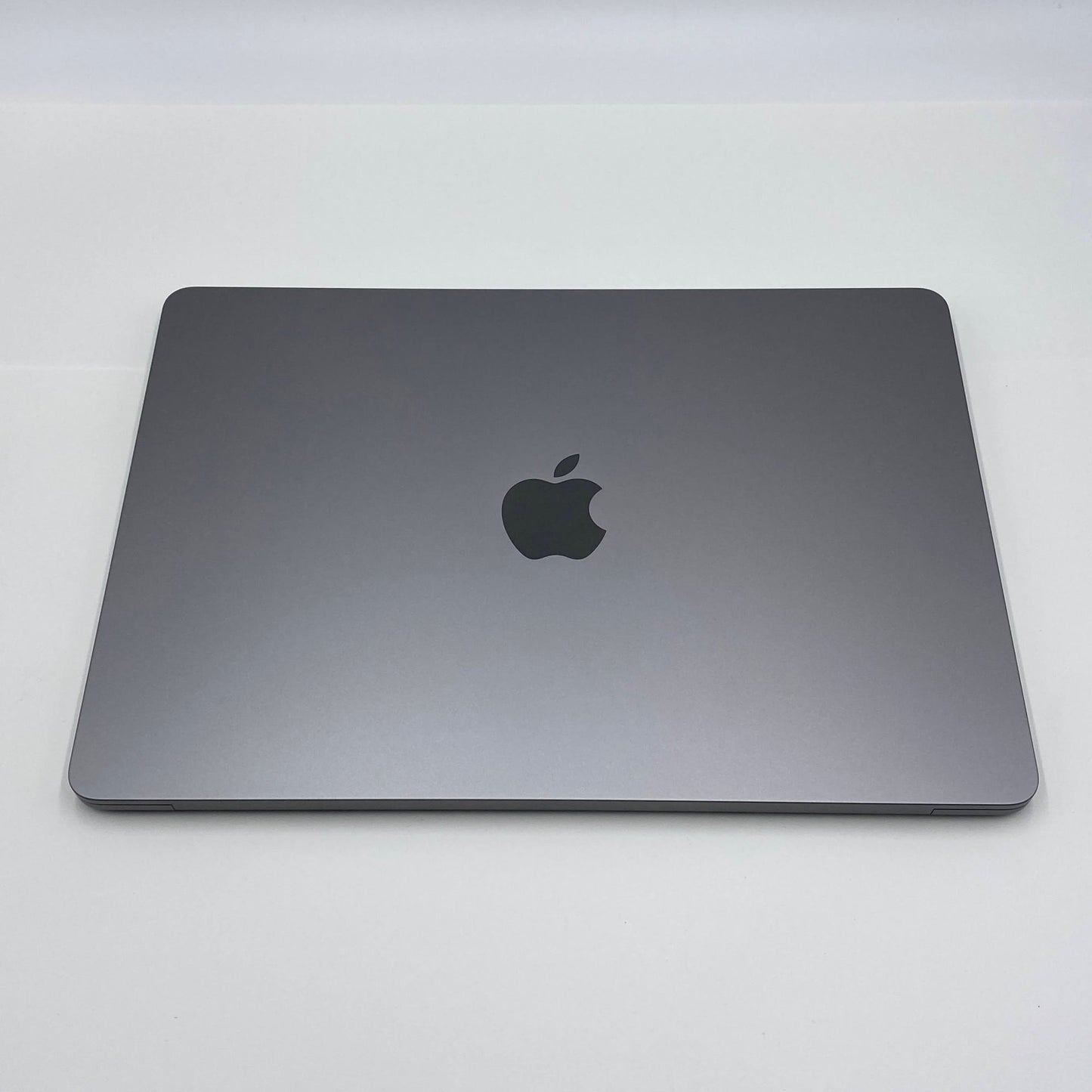 美品 Apple MacBook Air Liquid Retina 13.6インチ (Mid 2022) Apple M2 8コア/8GB/SSD 256GB スペースグレイ MLXW3J/A 充放電回数5回 バッテリー最大容量100%【C5240-80】