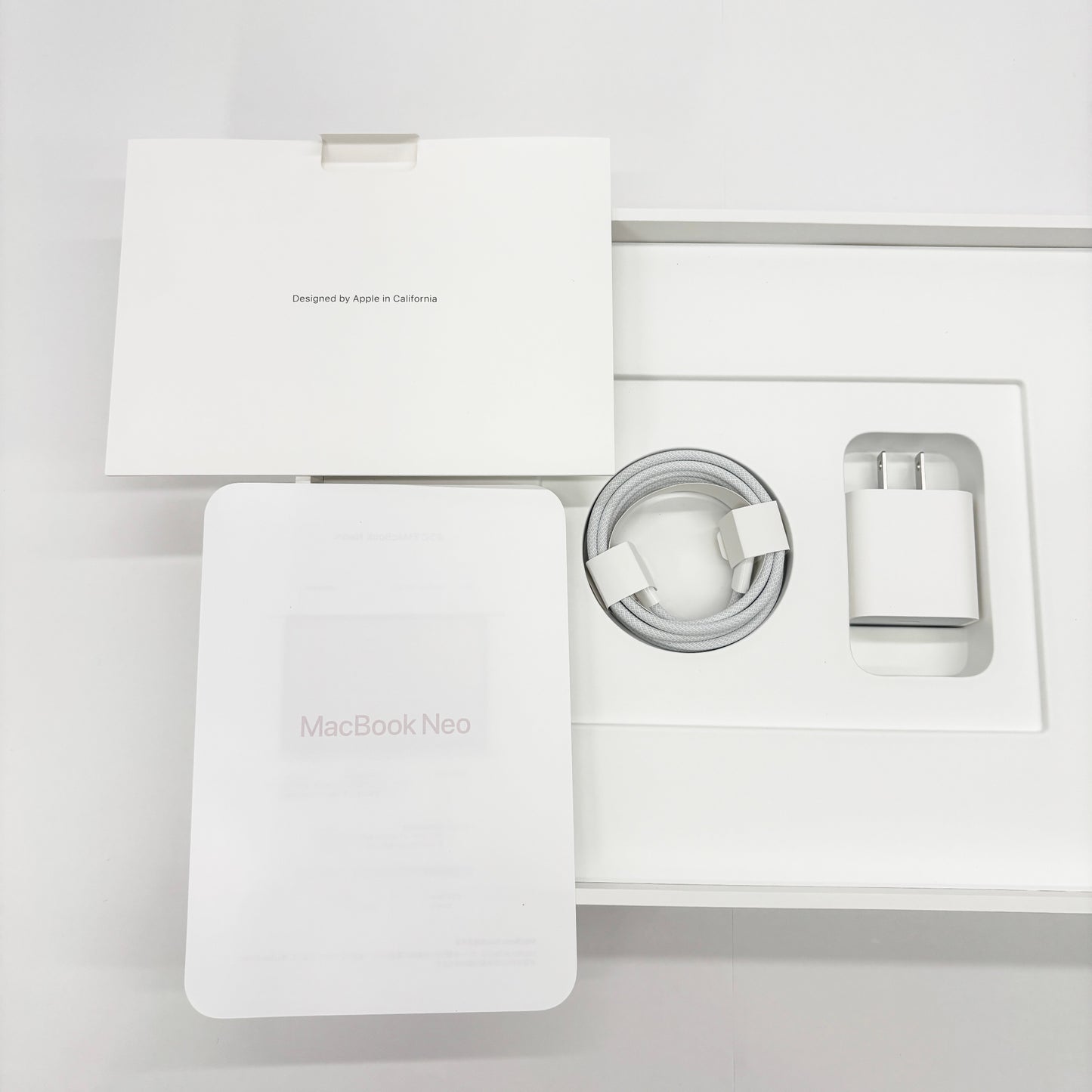 美品 MacBook Neo 13インチ 2026 Apple A18 Pro 6コア 8GB SSD 256GB ブラッシュ MHFH4J/A バッテリー最大容量100% 限定保証あり【C8785-80】