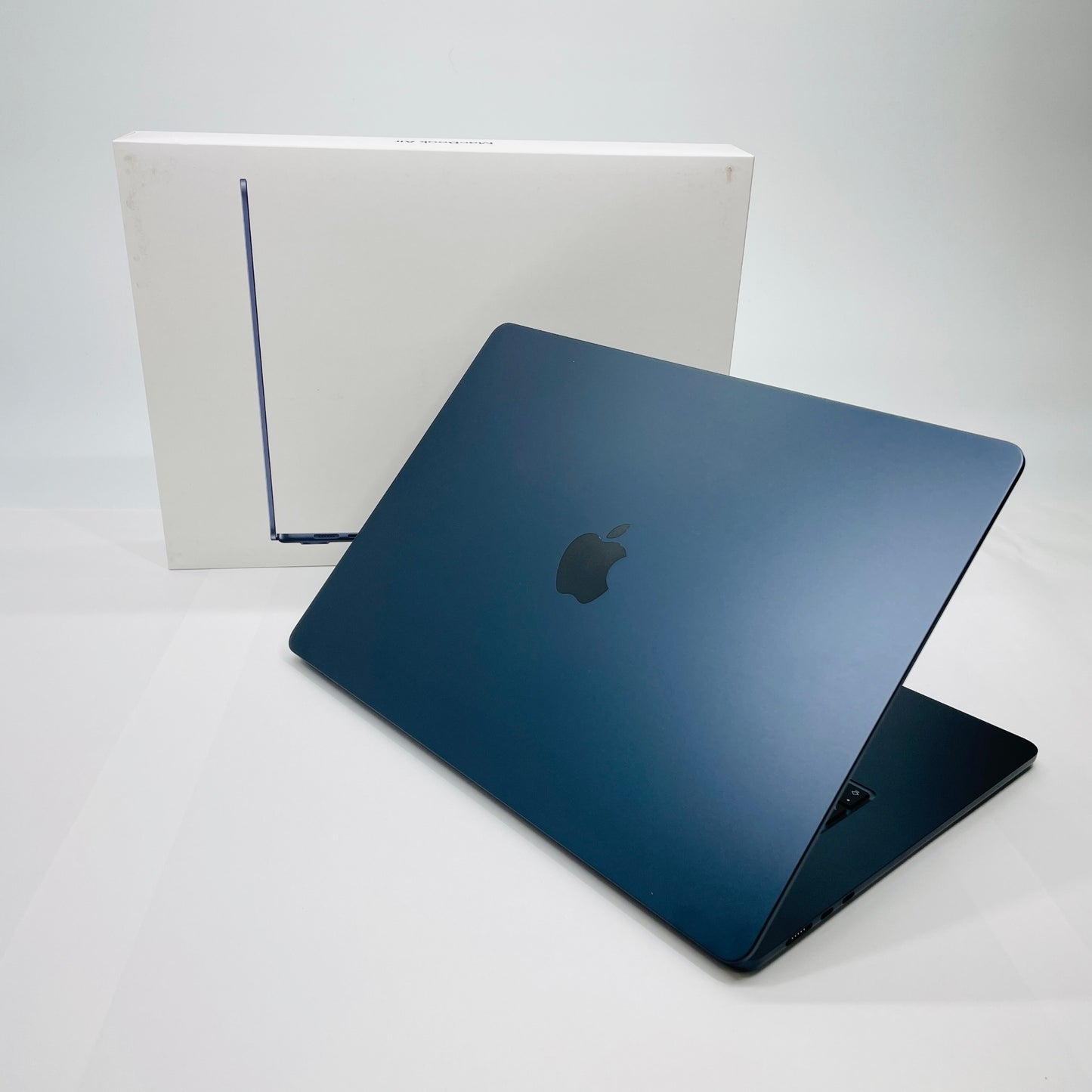 新品同様 美品 Apple Macbook Air 15インチ 2025 M4 メモリ16GB SSD256GB ミッドナイト MW1L3J/A バッテリー最大容量100%【C4841-80】