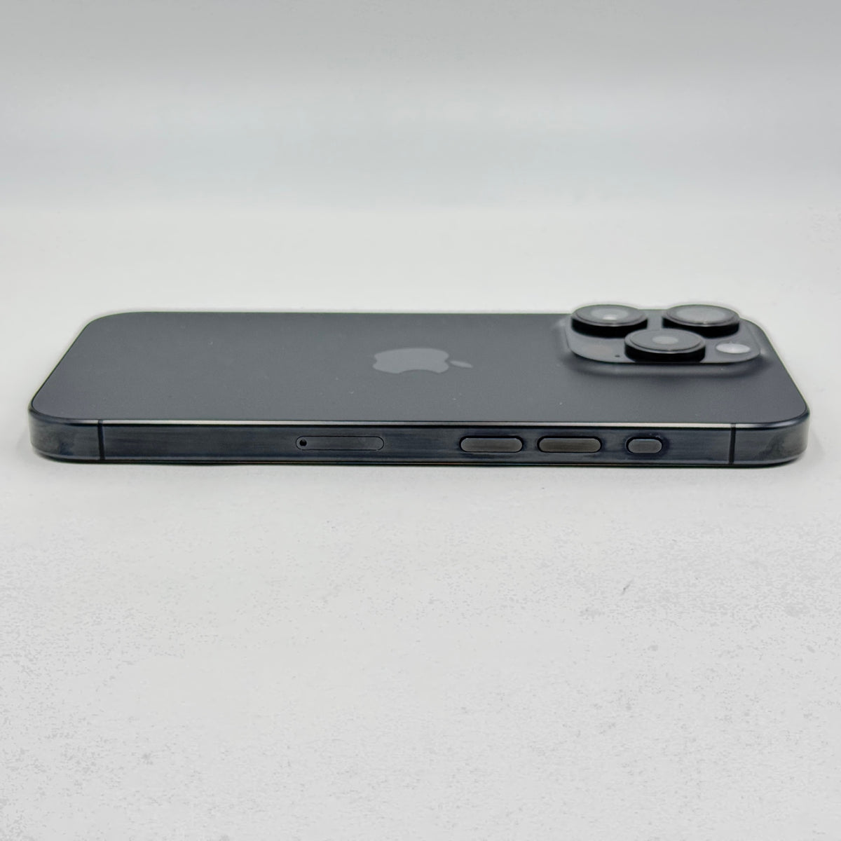 美品 物理デュアルSIM iPhone15 Pro A3104 MTQ83CH/A 256GB ブラックチタニウム 中国版 SIMフリー シャッター音なし【C50-C】