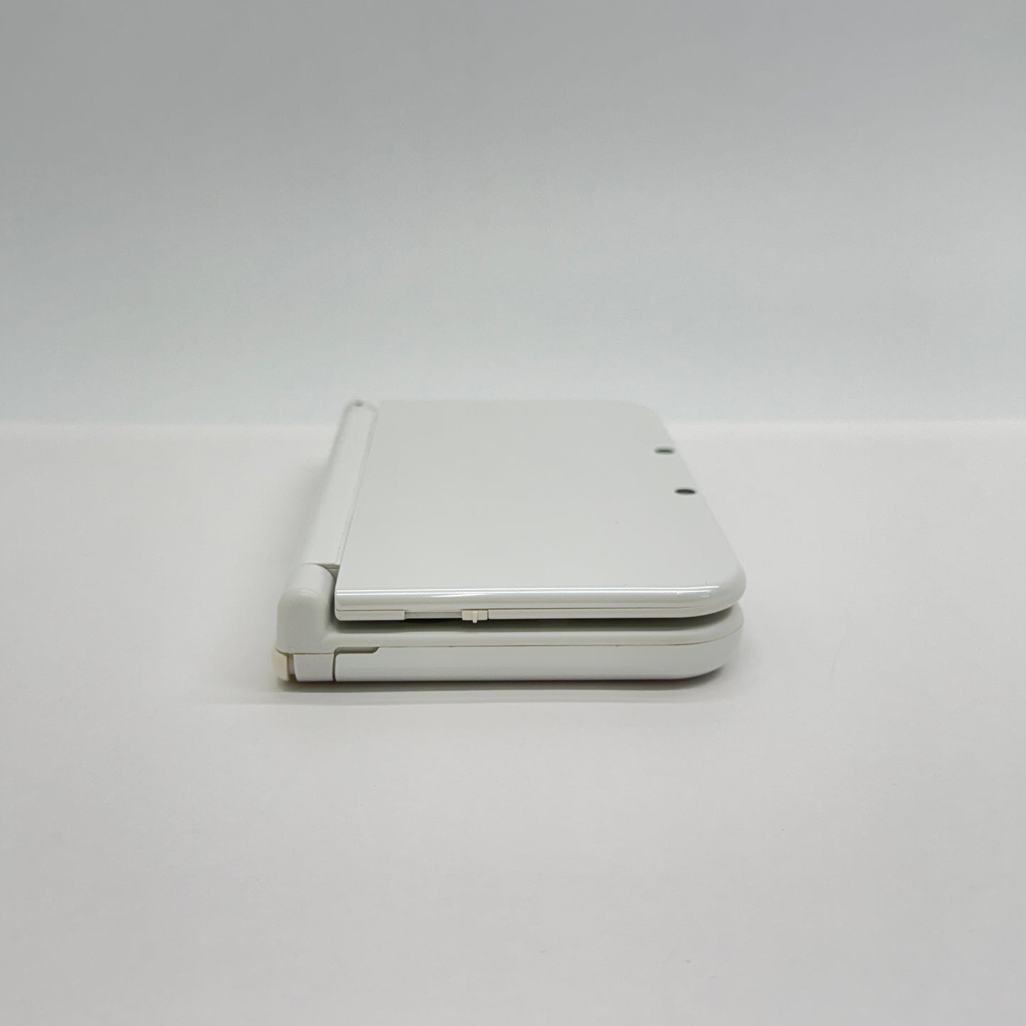 美品 New ニンテンドー 3DS LL本体 RED-001 パールホワイト 充電器・付属品完備【C7297-60】
